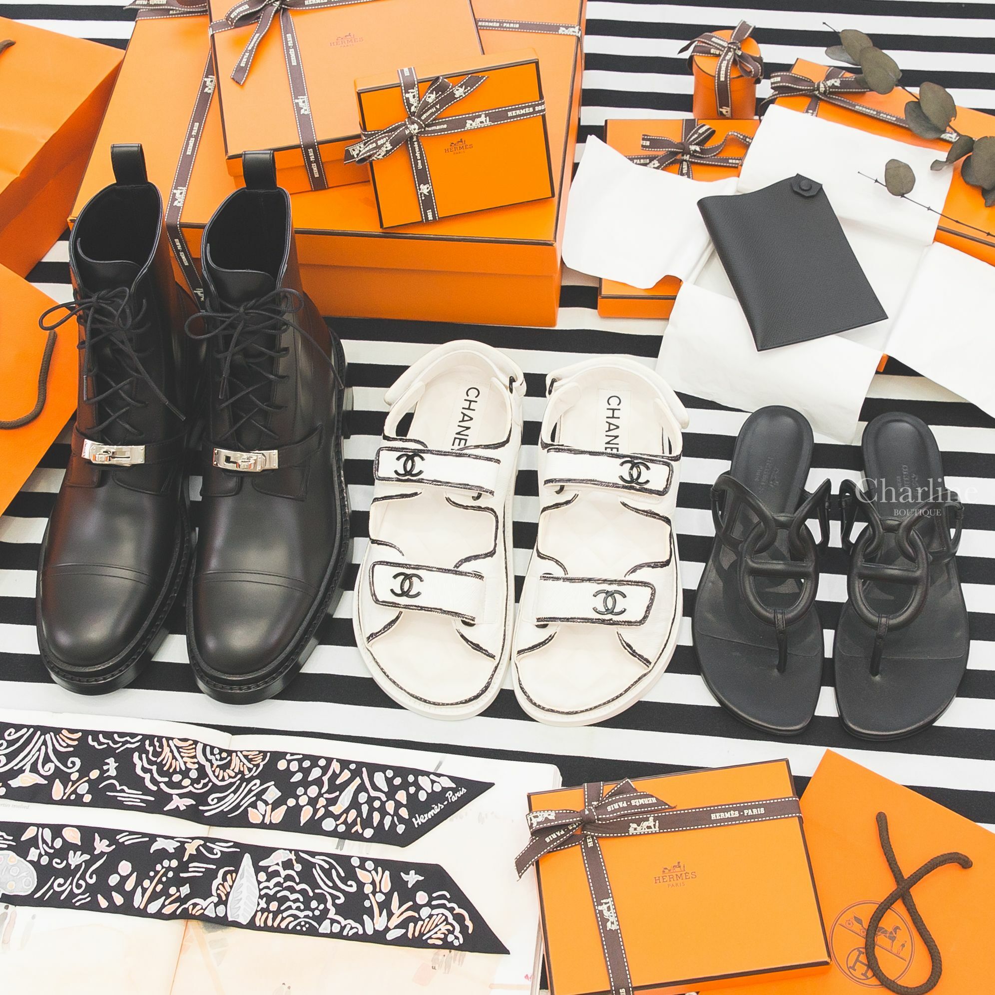 Hermès 黑色銀釦牛皮低跟踝靴,Hermès 黑色θ牛皮人字平底拖鞋,Chanel 白色黑CC黑色手繪線條魔鬼氈涼鞋,Hermès 黑色/綠色/玫瑰粉春天島嶼絲巾,Hermès 黑色黑釦護照夾-Charline Boutique 精品代購
