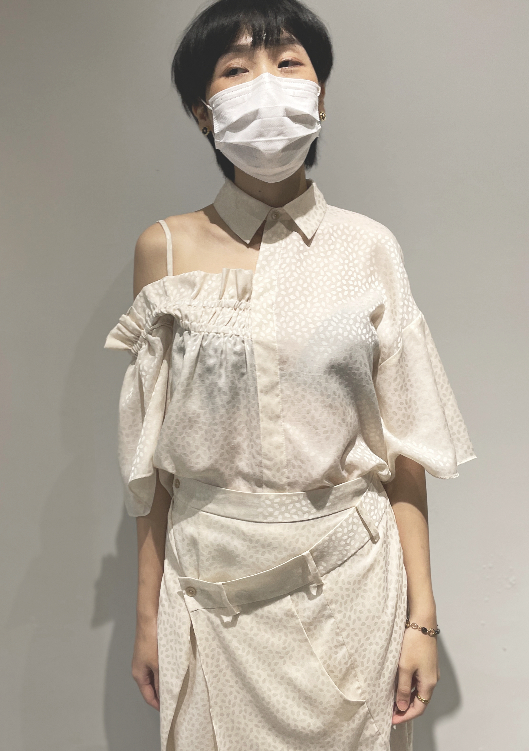 不對稱肩帶抽皺襯衫