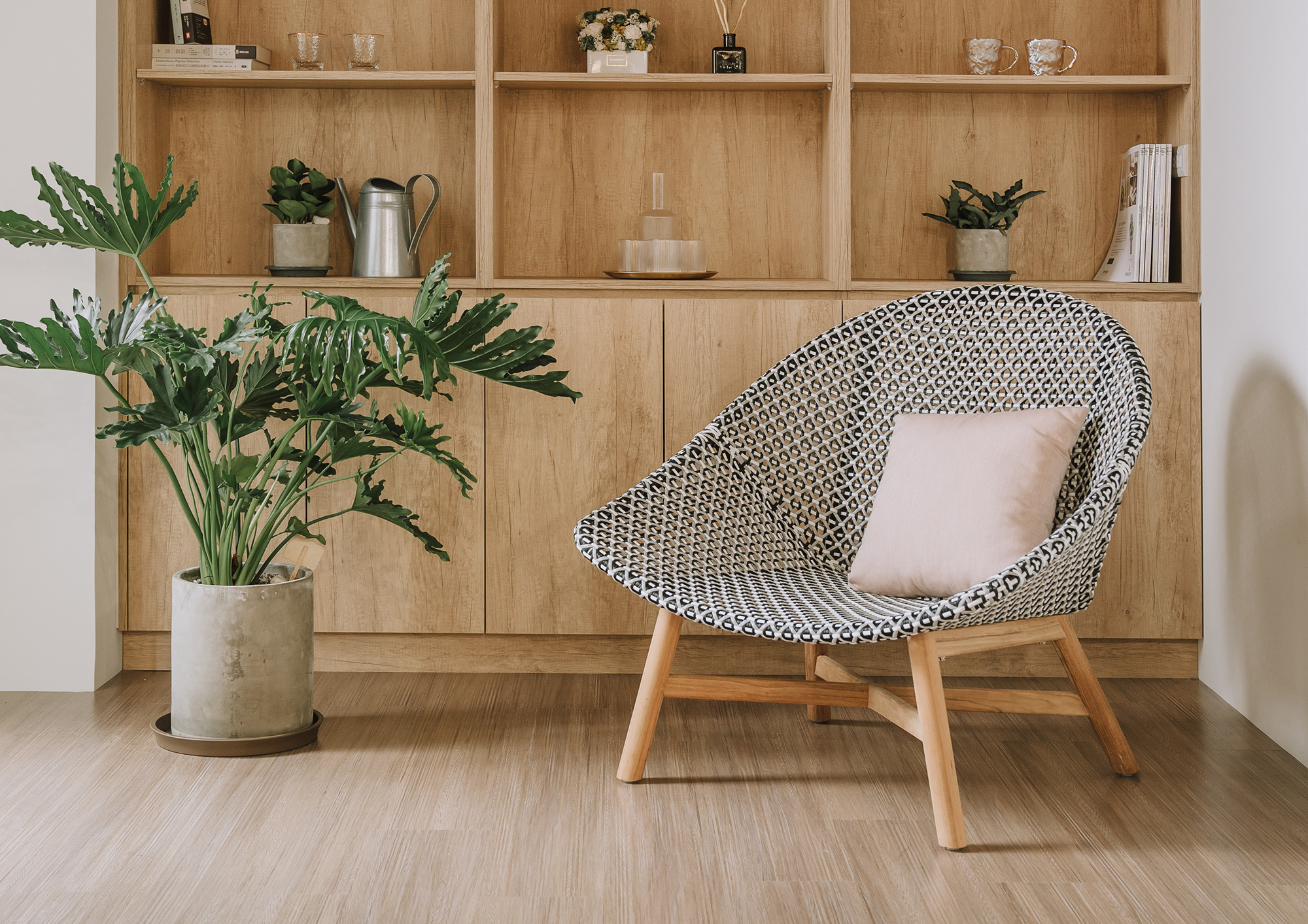 尤利亞Uriah — 單人沙發 | URIAH，符合人體身型設計，猶如被雙手溫柔托住，躺上去舒適、寬敞。