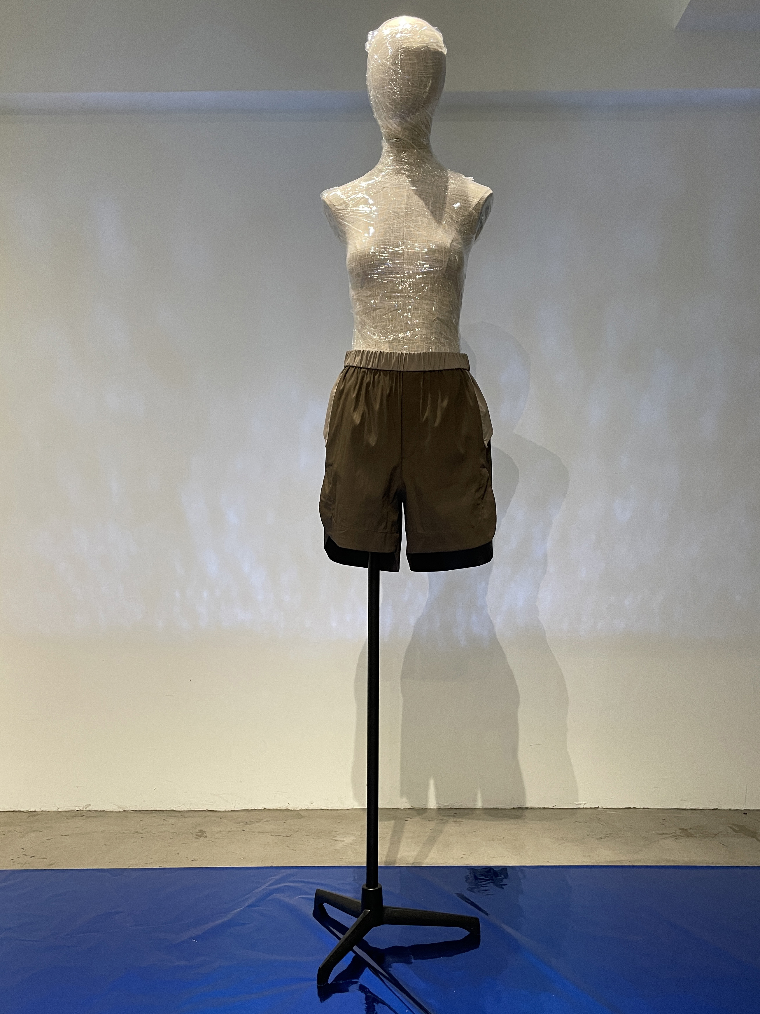 側開岔飾片滾邊短褲