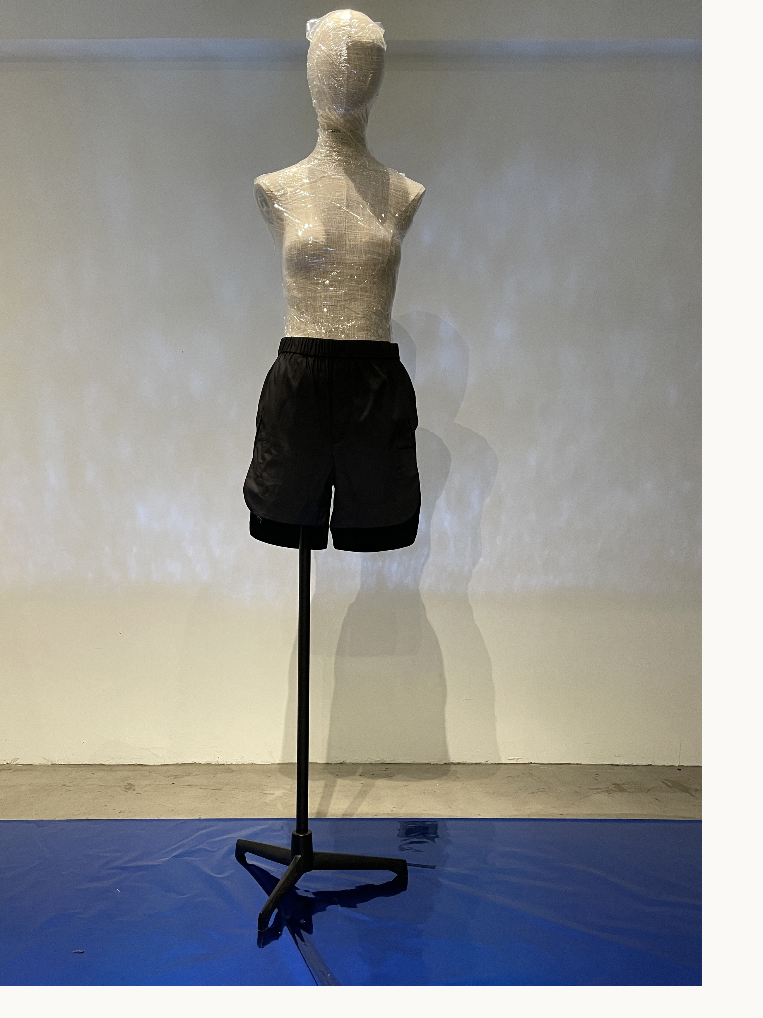 側開岔飾片滾邊短褲