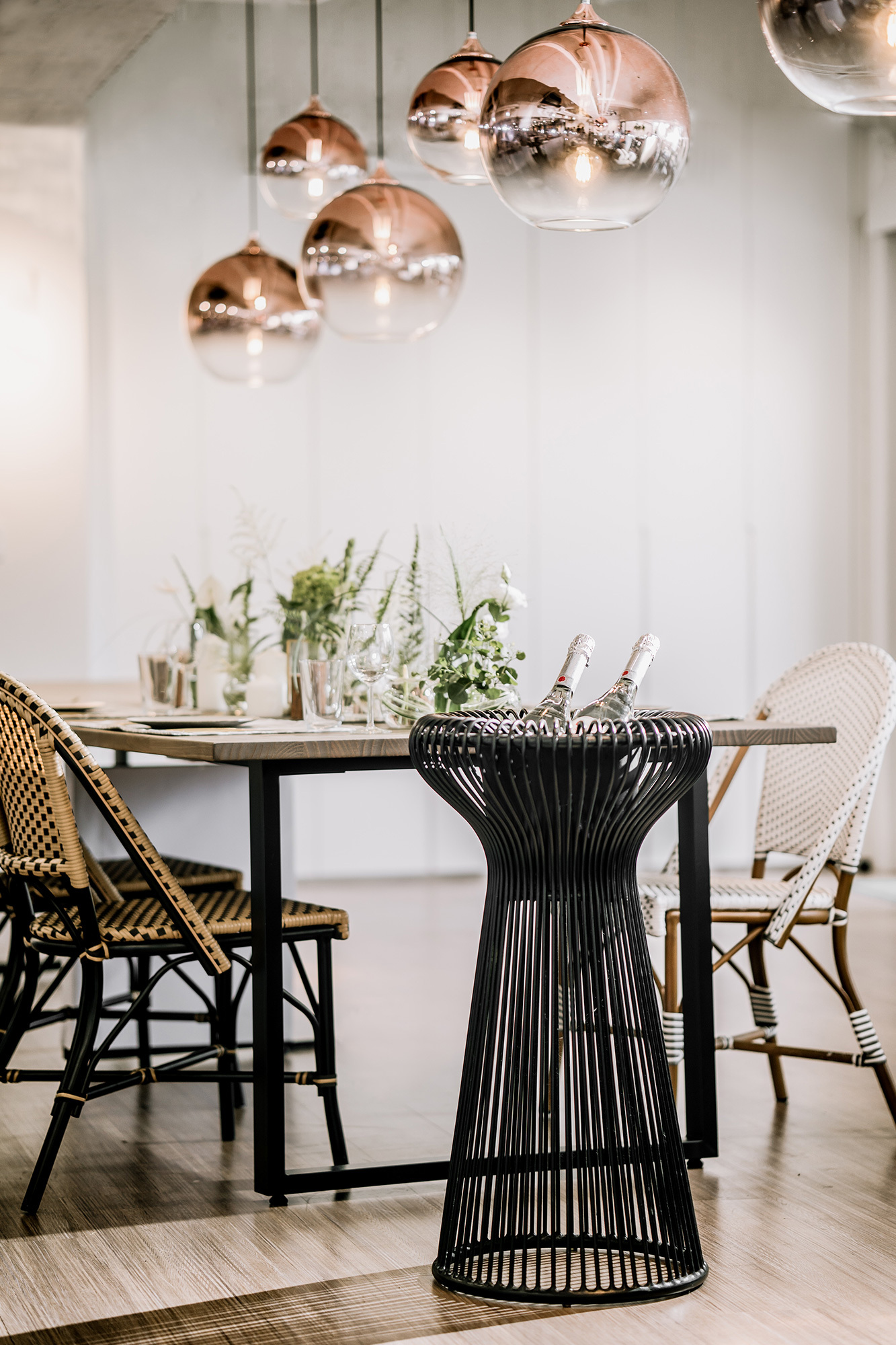 既是冰桶也是吧台桌，高挑優雅的身形設計為品酩時光更添風味