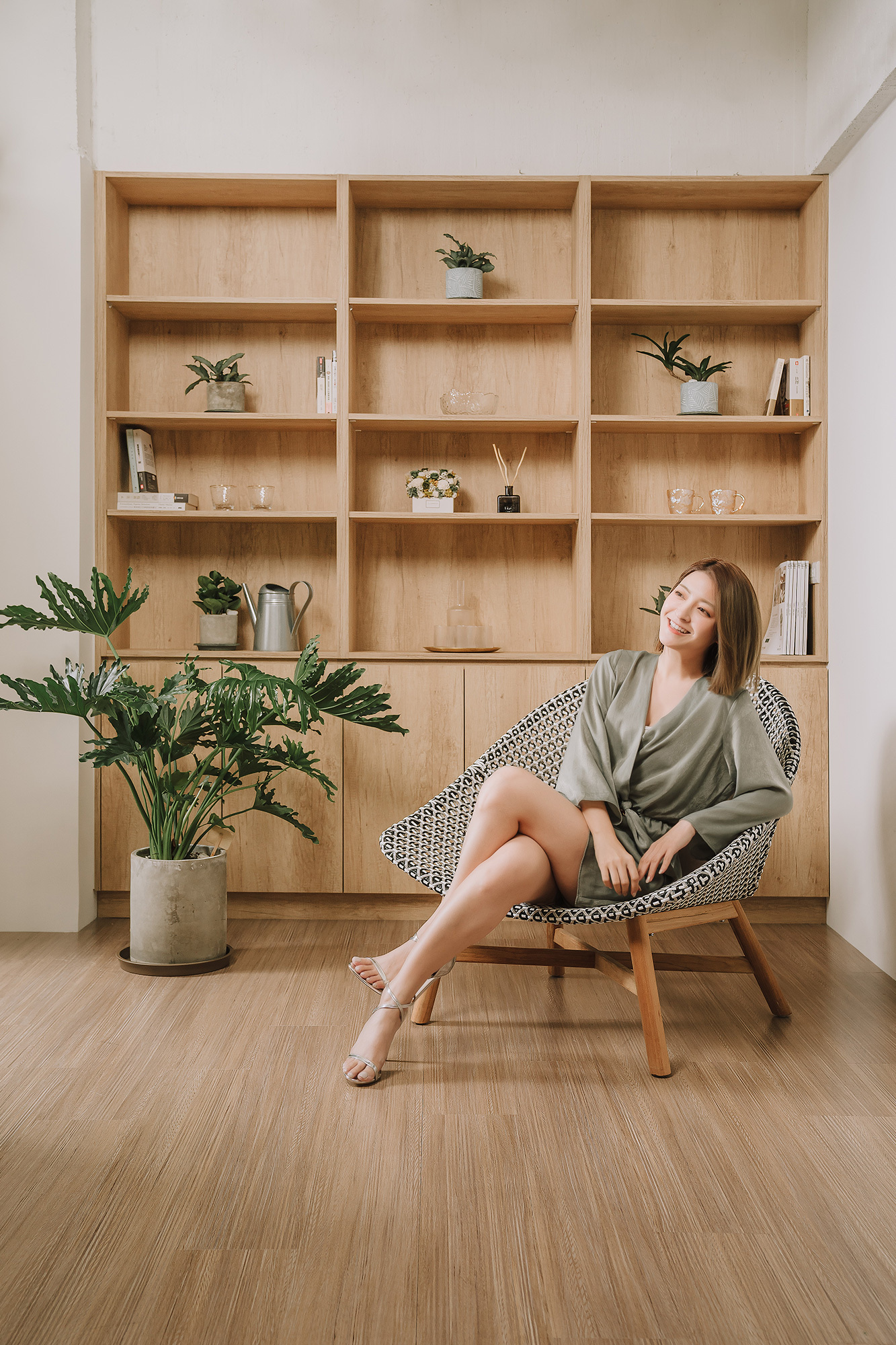 舒適寬敞的座位設計採用三色混編工法交織出異國風情，或坐或躺皆盡情享受舒適