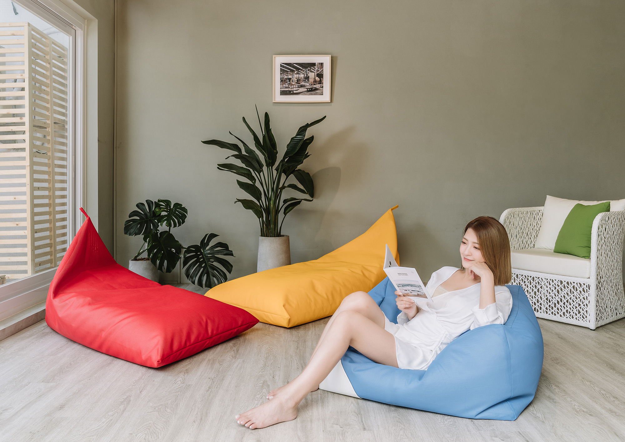 倚臥在綿綿軟軟的懶骨頭中，為你徹底紓壓，三種不同顏色尺寸喚醒你對生活的玩心。