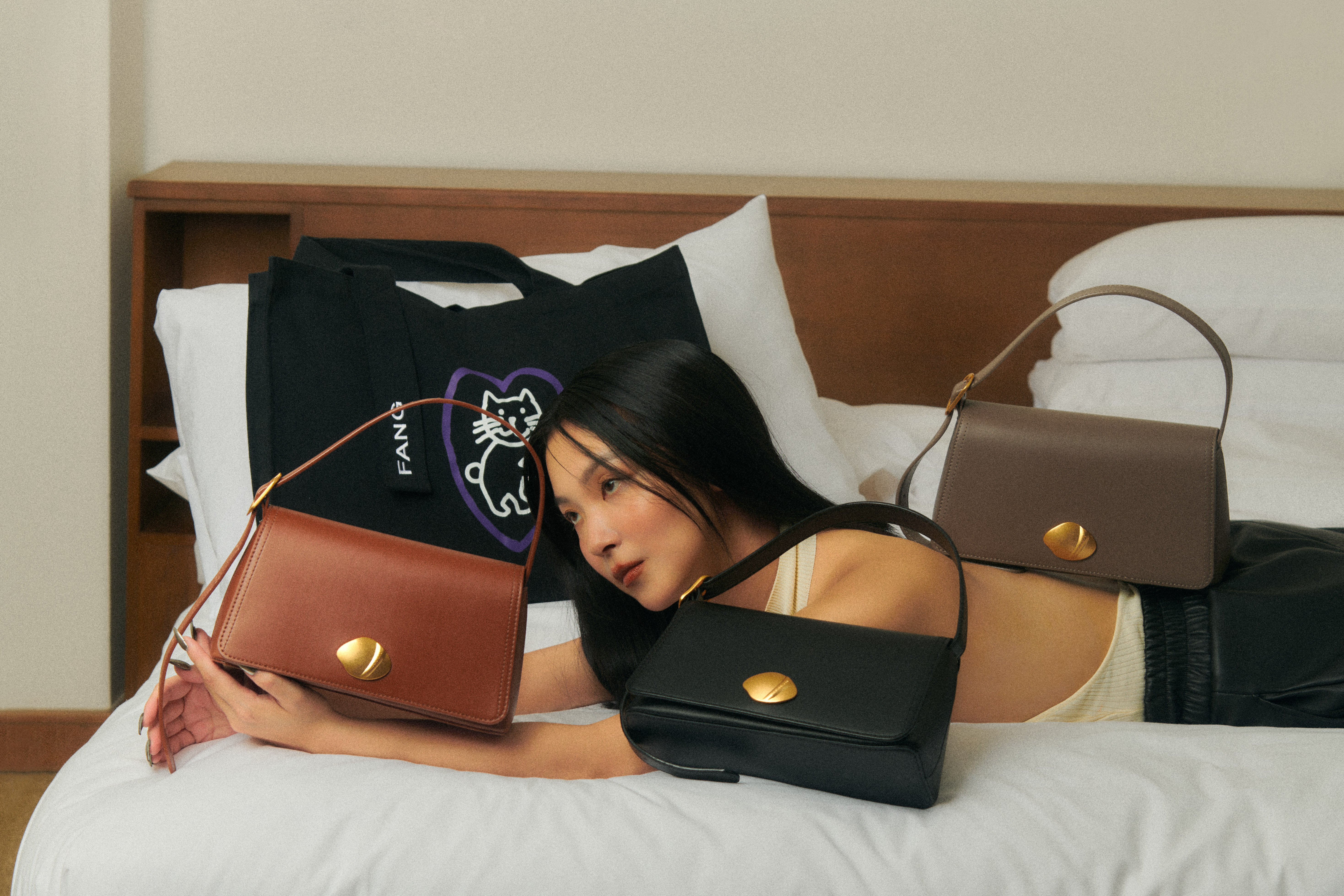 Have Fun 斜背包，以全新貝殼造型Logo 標誌作為包款重點。