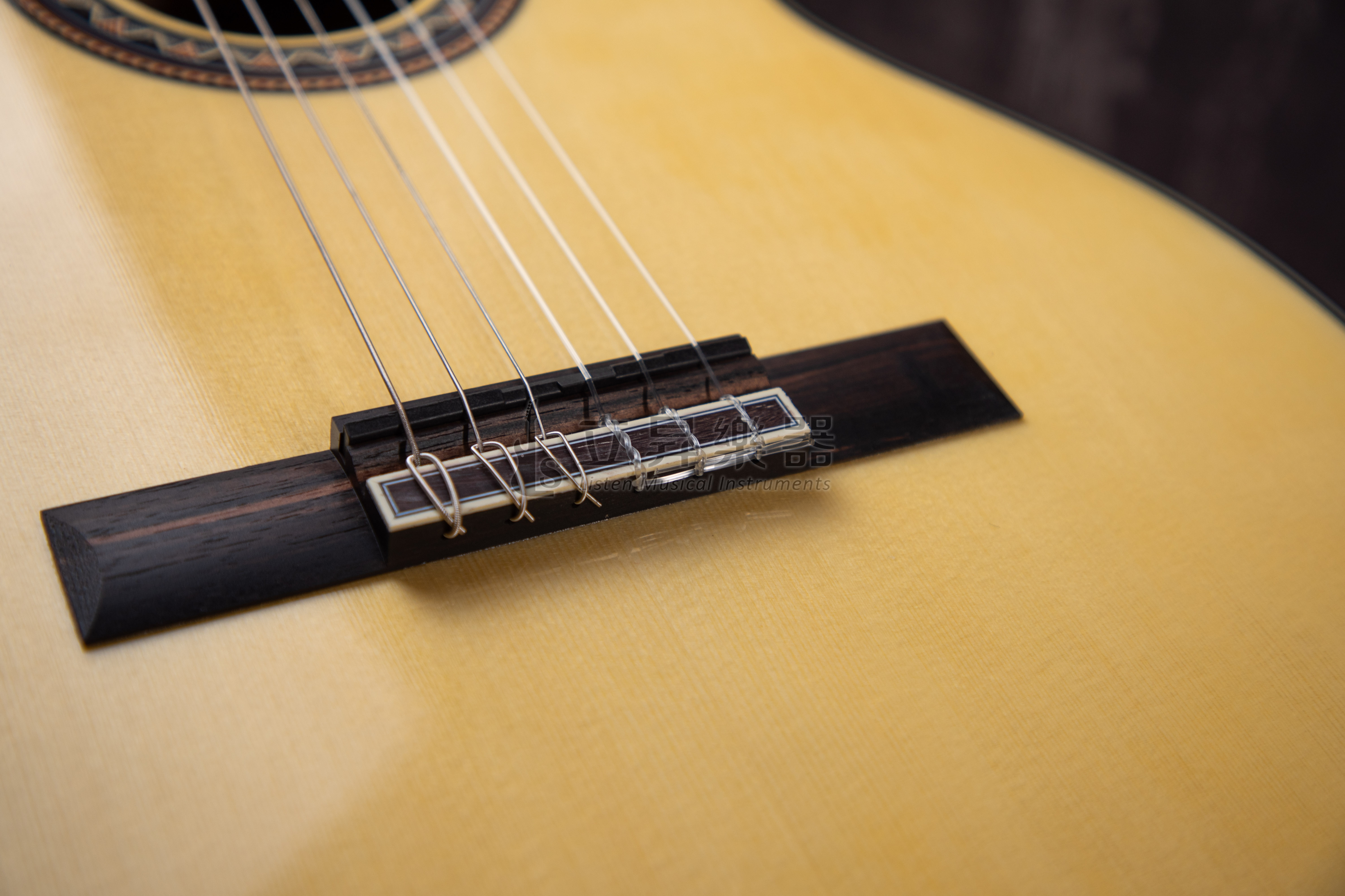 Valencia VC564 39吋 亮面 古典吉他 雲杉木面板 胡桃木側背板 烏木指板 第 6 張圖片｜三峽吉他 / Bass