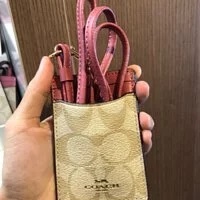 [S] COACH 63274 SIG PVC LNYRD ID,IM/LIGHT KHAKI ROUGE, 195031562822 (SCO71)