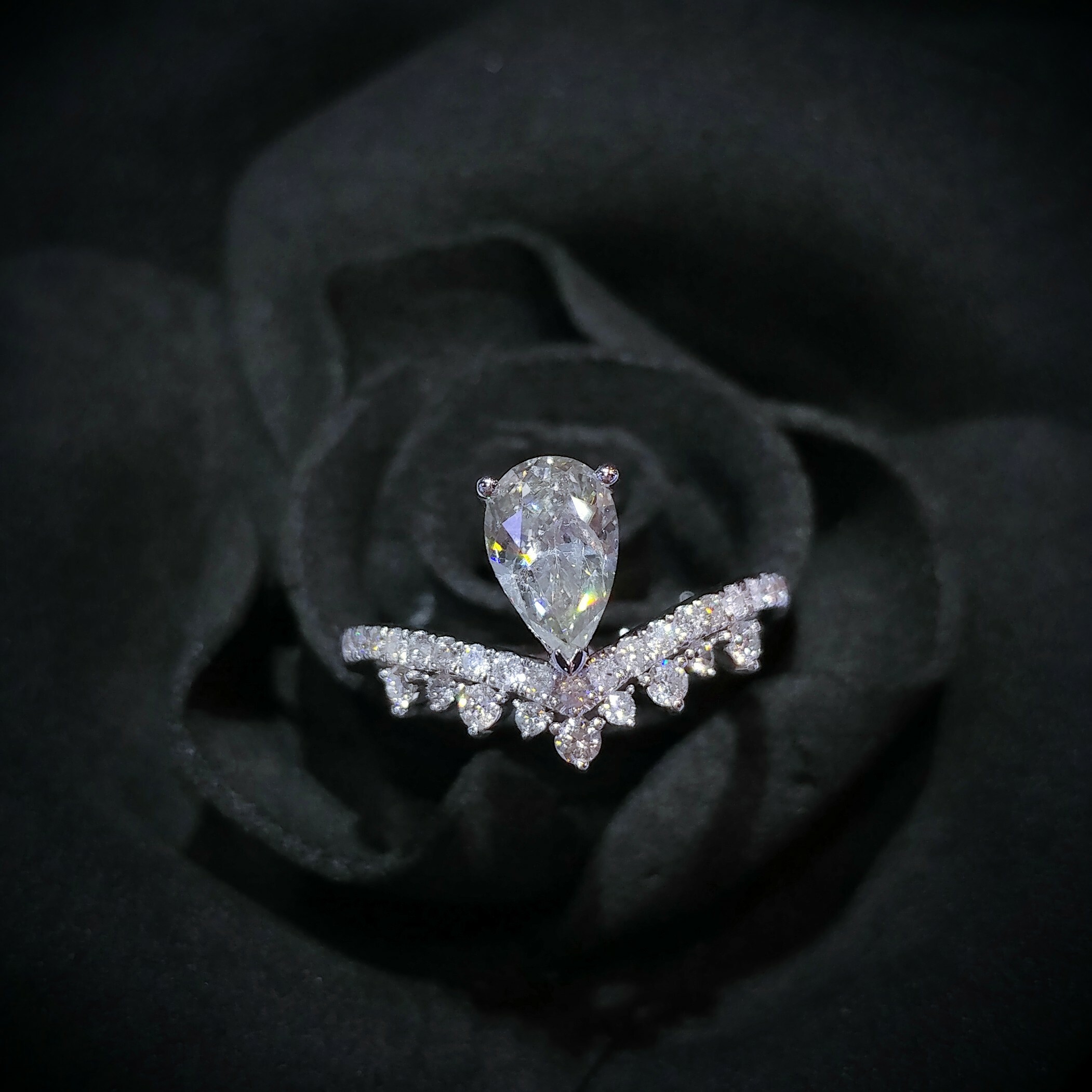 全新18K白金【單粒1卡2份梨形銀灰鑽石】配小鑽共1卡32份鑽石戒指