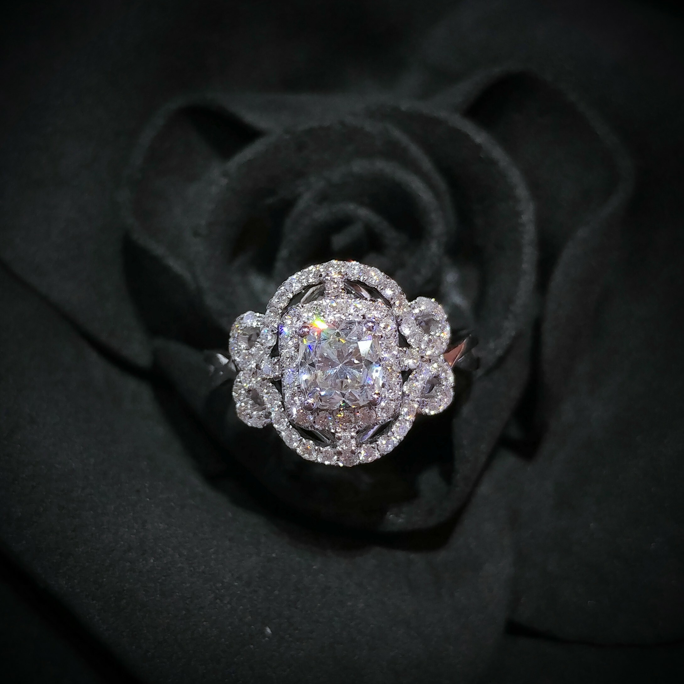 全新18K白金【單粒93份鑽石】配小鑽共1卡32份鑽石戒指