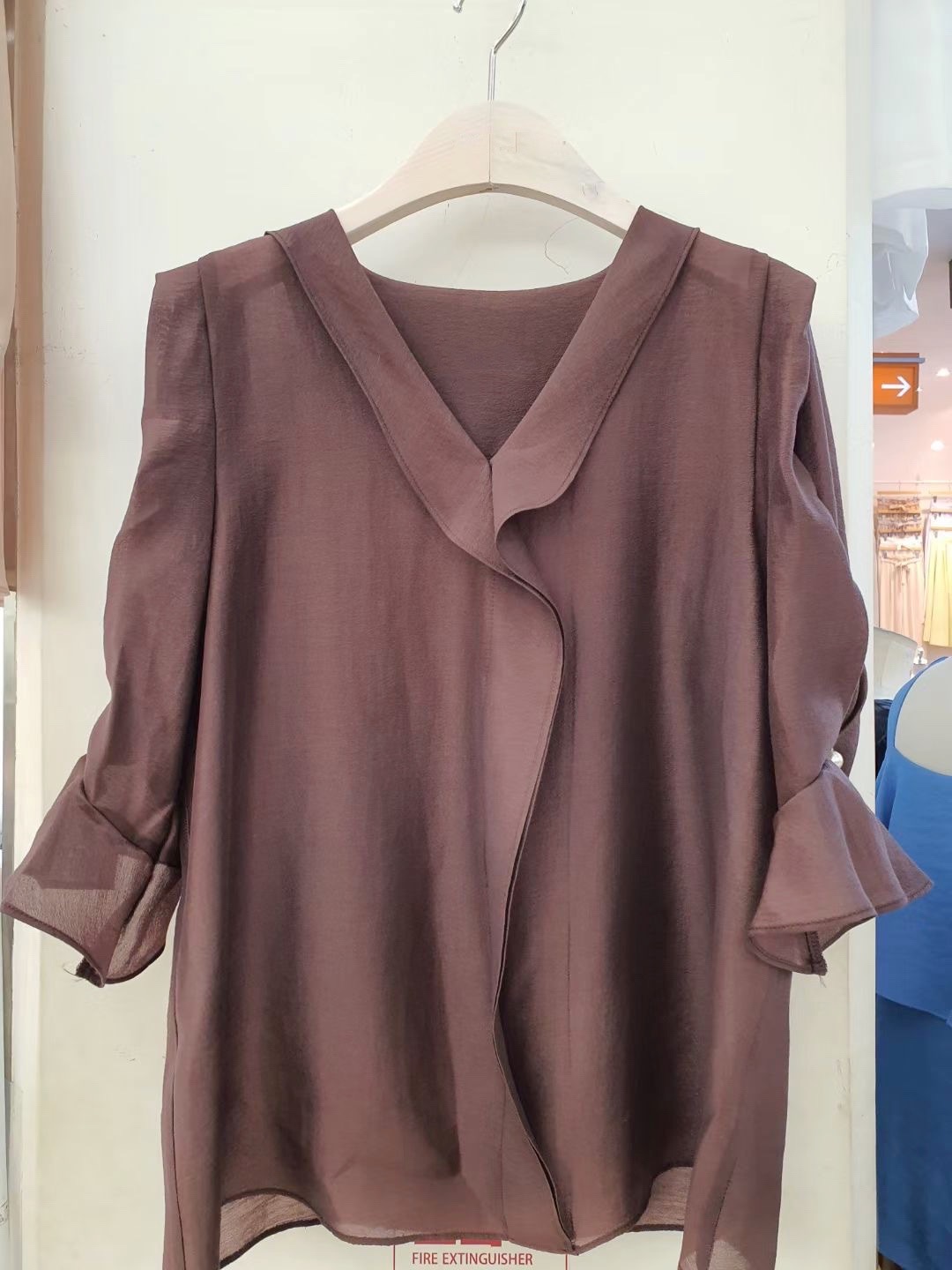 AUGT2315 棉麻V領珍珠上衣