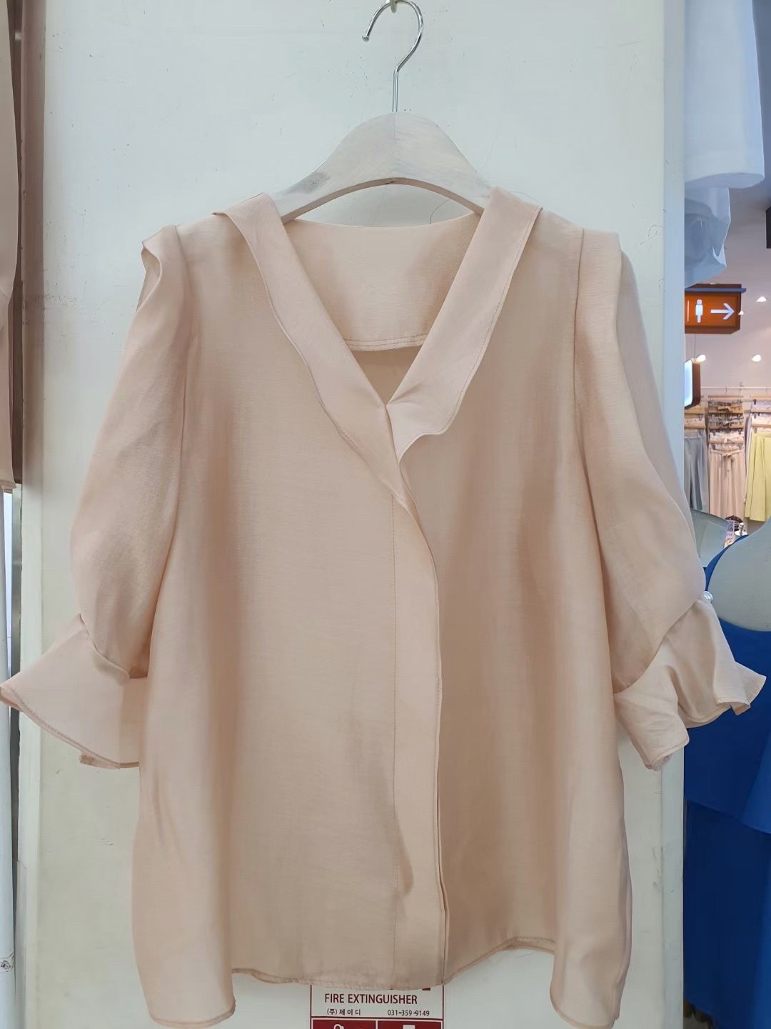 AUGT2315 棉麻V領珍珠上衣