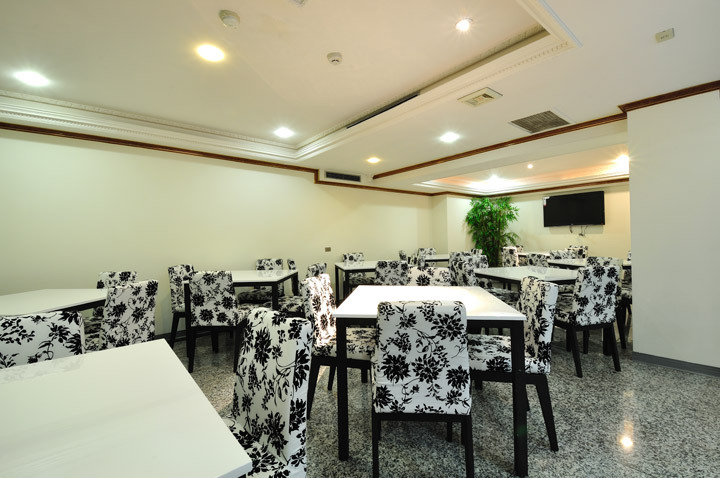 【礁溪】帥王溫泉大飯店 餐廳座位區桌椅