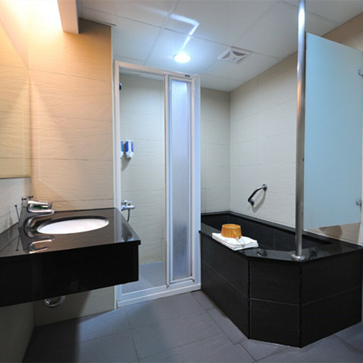 【礁溪】帥王溫泉大飯店 溫馨四人房浴間