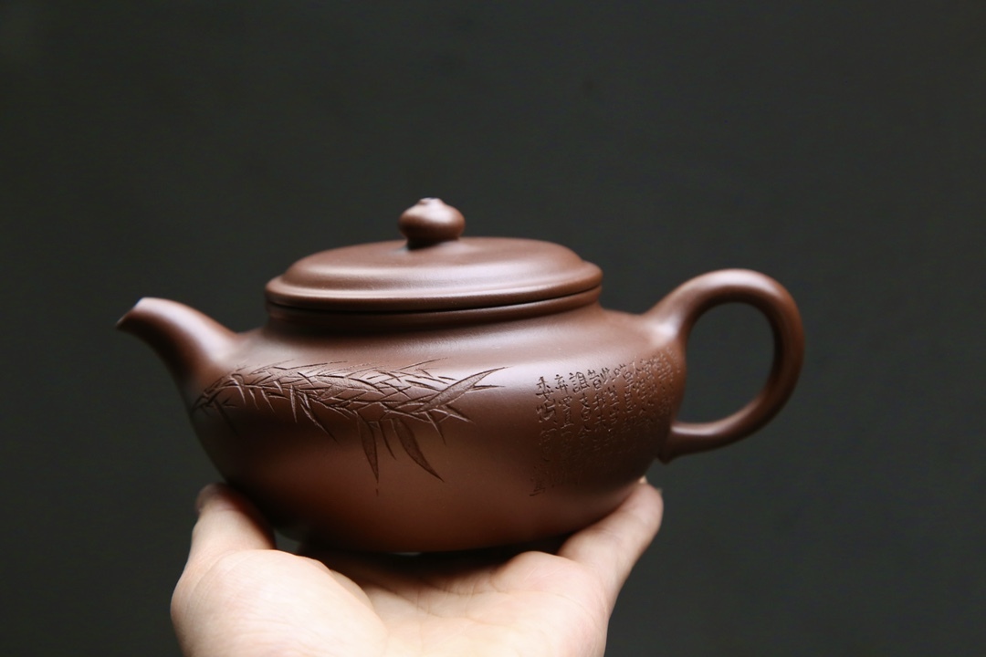 【錦鼓】--造型簡練，古樸大方，其各部比例協調，壺身瀟灑刻竹，文氣瀟灑