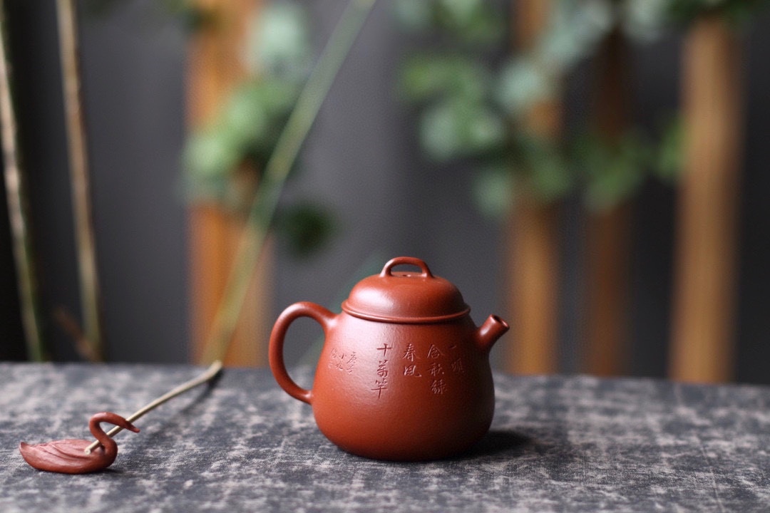 【飲瓢】--直而微鼓，壺把舒曲自然，壺嘴挺而潤，處理乾淨利落，壺肩線條圓轉，過度極其流暢