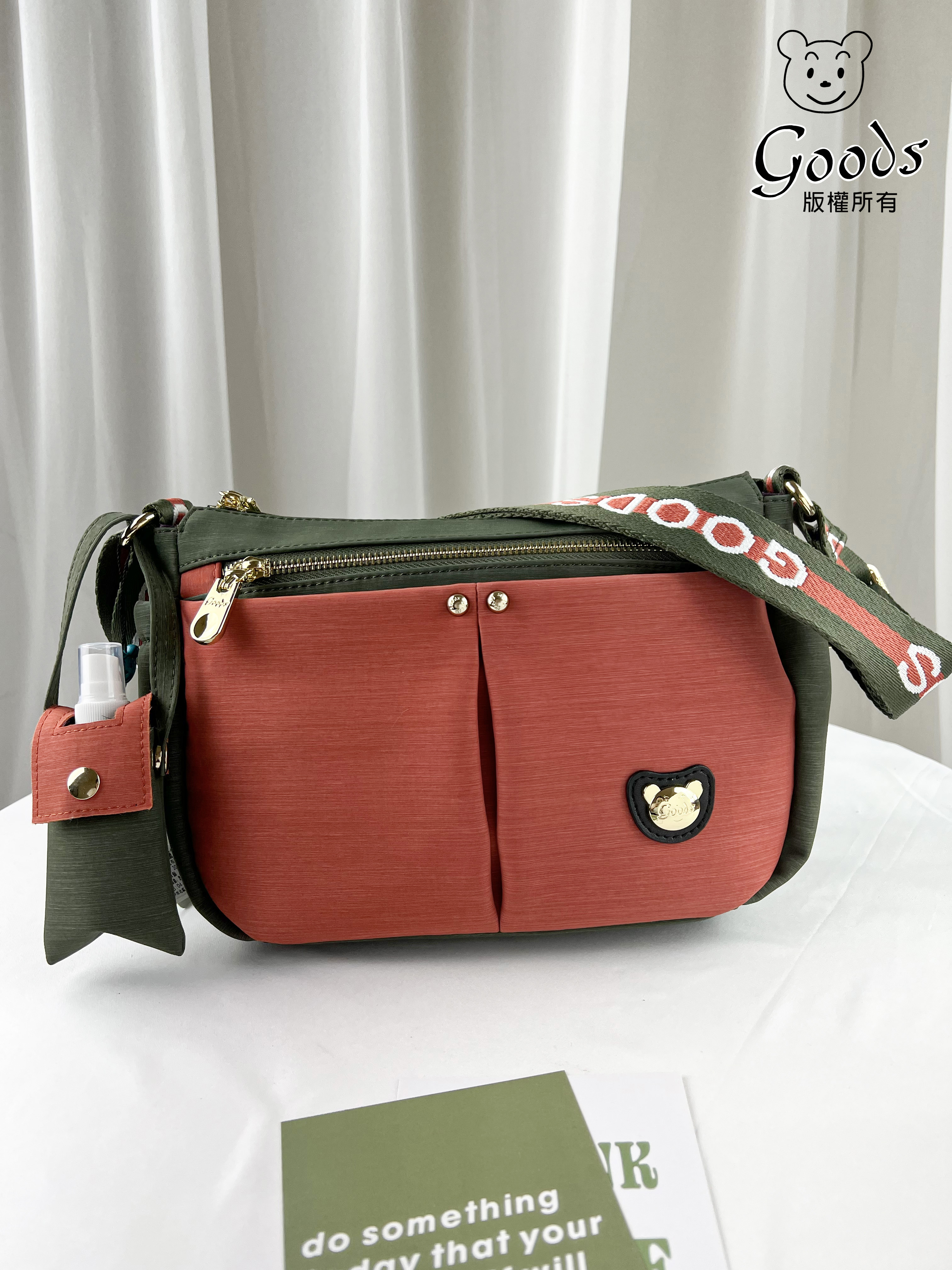 GOODS 橘綠拼色 防潑水側背包 附酒精保護套+酒精瓶   #2806