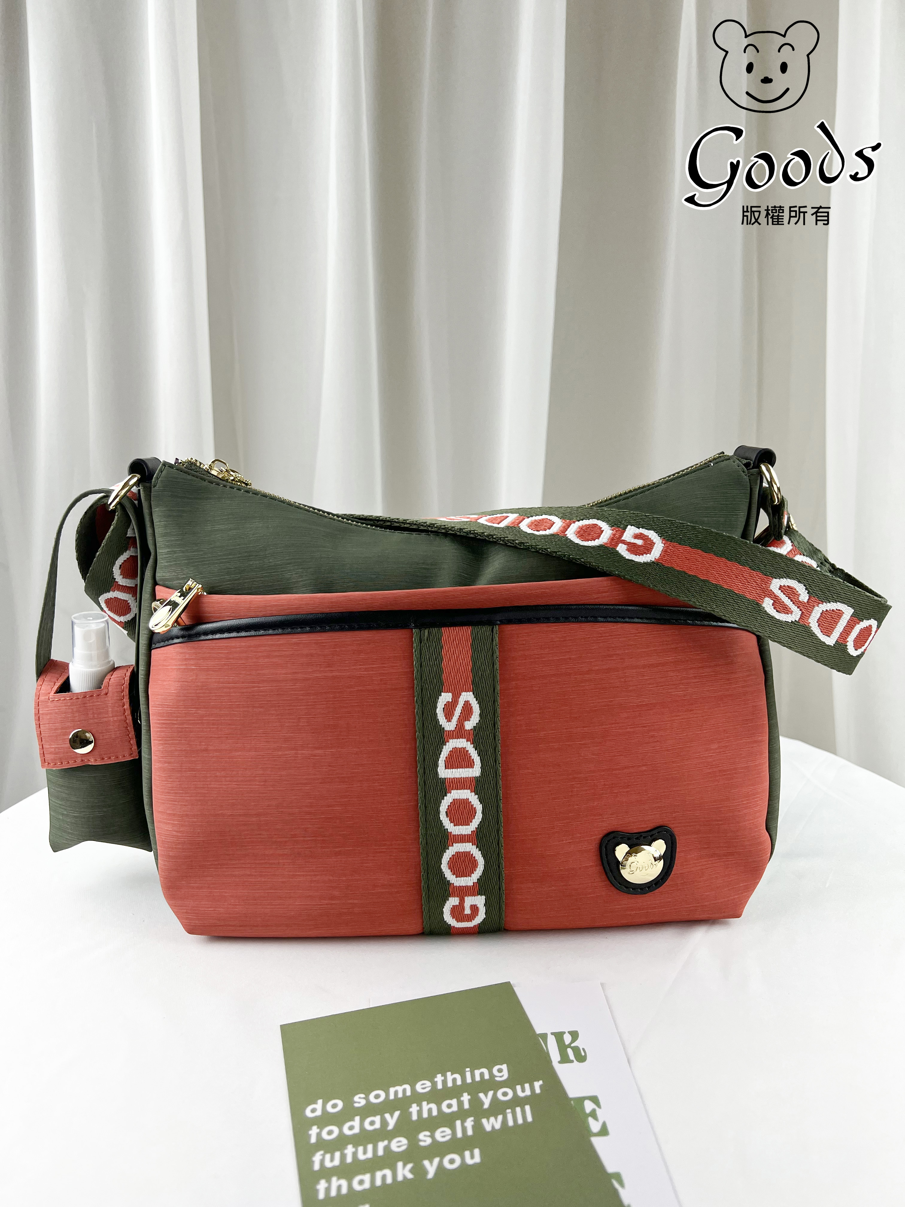 GOODS 橘綠拼色 防潑水側背包 附酒精保護套+酒精瓶 #2638