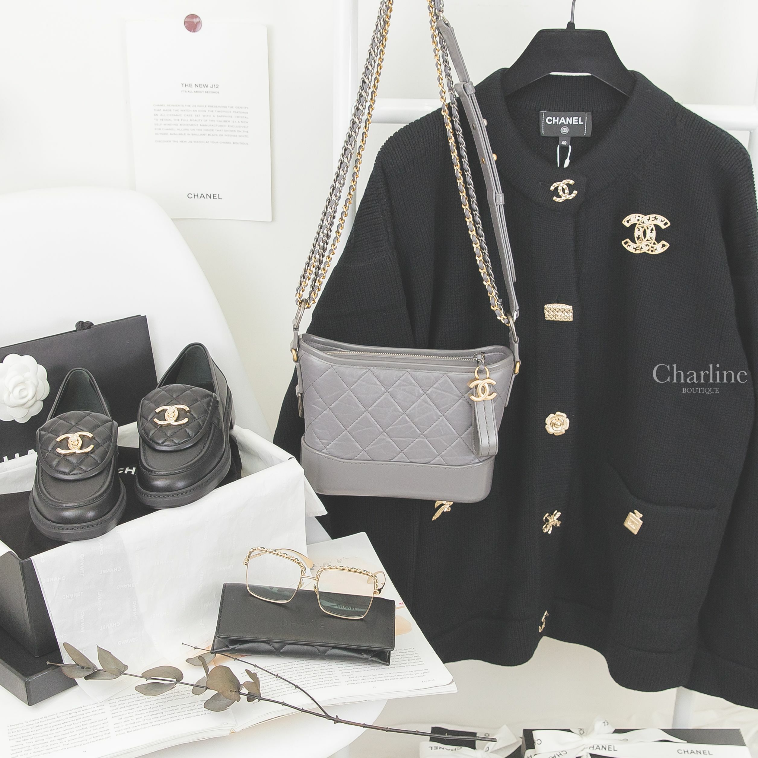 Chanel 深灰色金銀鍊拼接小型鍊帶手袋,Chanel 金色簍空字母水鑽CC胸針,Chanel 黑色金CC小羊皮菱格紋樂福鞋,Chanel 金色方框綠色皮穿鍊經典圖樣鍊帶平光眼鏡-Charline Boutique 精品代購