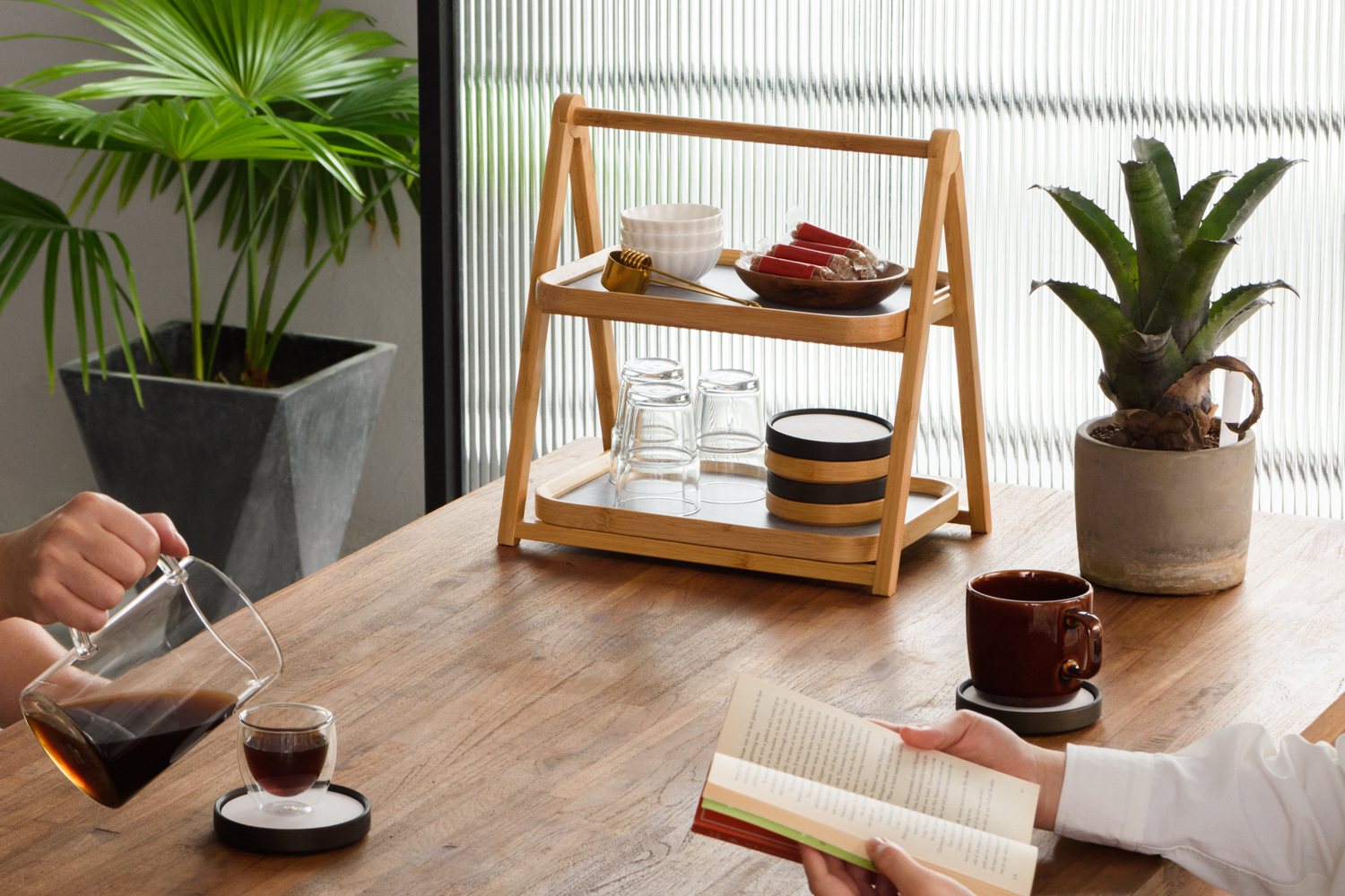 午後的餐桌,用來閱讀、泡咖啡,與心愛的人一起度過美好的歲月