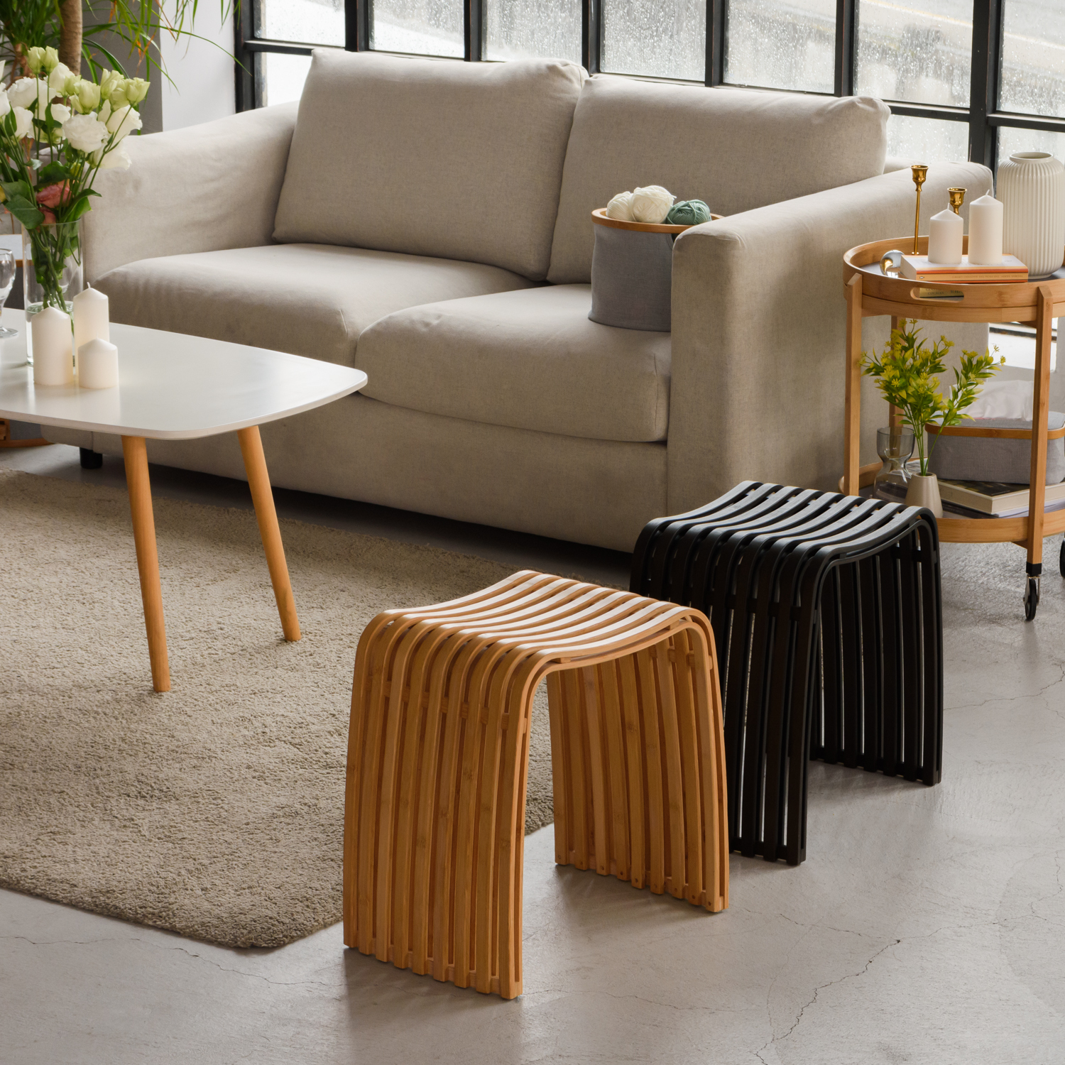 Colin 弧形凳 提供兩種顏色: 原竹色與深棕色