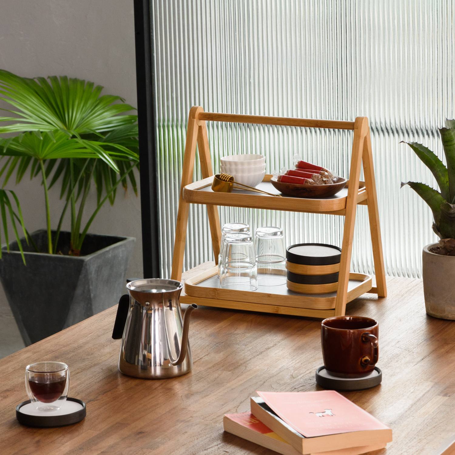 Alfa 雙層置物架 S號 適合用在餐桌上,上下雙層擺上需要的物品如杯墊、水杯、小餅乾等