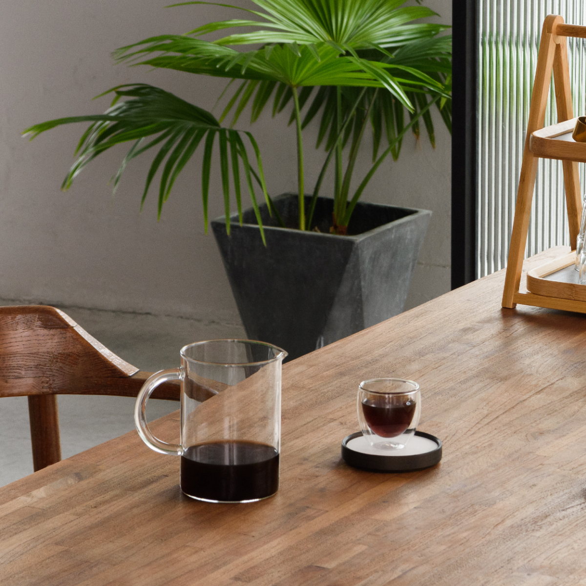 深棕色的 Trivi 珪藻土杯墊, 日常喝咖啡時用來吸水與隔熱