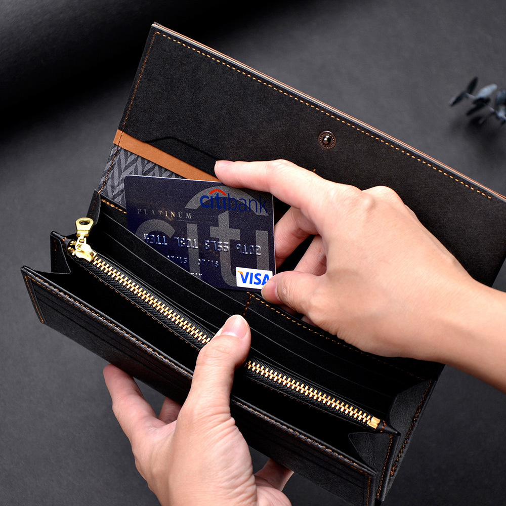 長夾豐富隔層收納，卡片清楚分類