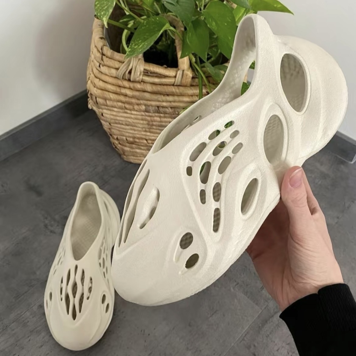 adidas Yeezy Foam RNR "Sand" 沙色白 FY4567