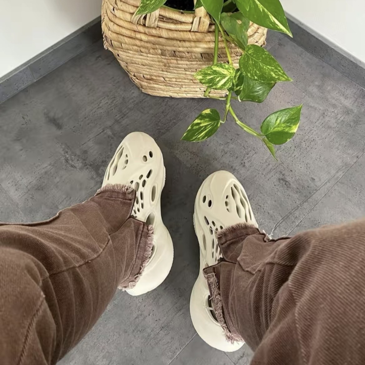 adidas Yeezy Foam RNR "Sand" 沙色白 FY4567