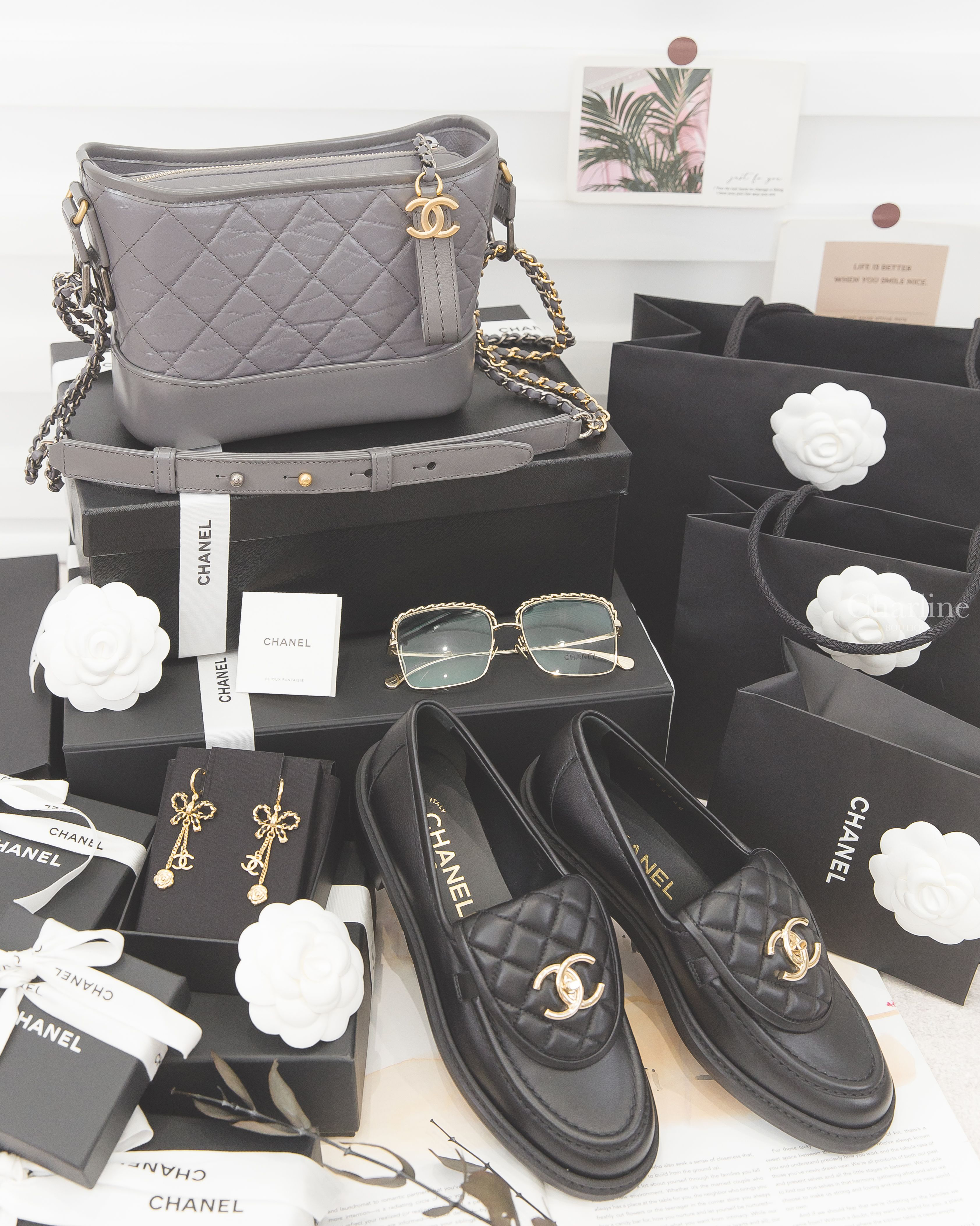 Chanel 深灰色金銀鍊拼接小型鍊帶手袋,Chanel 黑色皮穿鍊蝴蝶結金CC山茶花墜飾耳環,Chanel 黑色金CC小羊皮菱格紋樂福鞋,Chanel 金色方框綠色皮穿鍊經典圖樣鍊帶平光眼鏡-Charline Boutique 精品代購