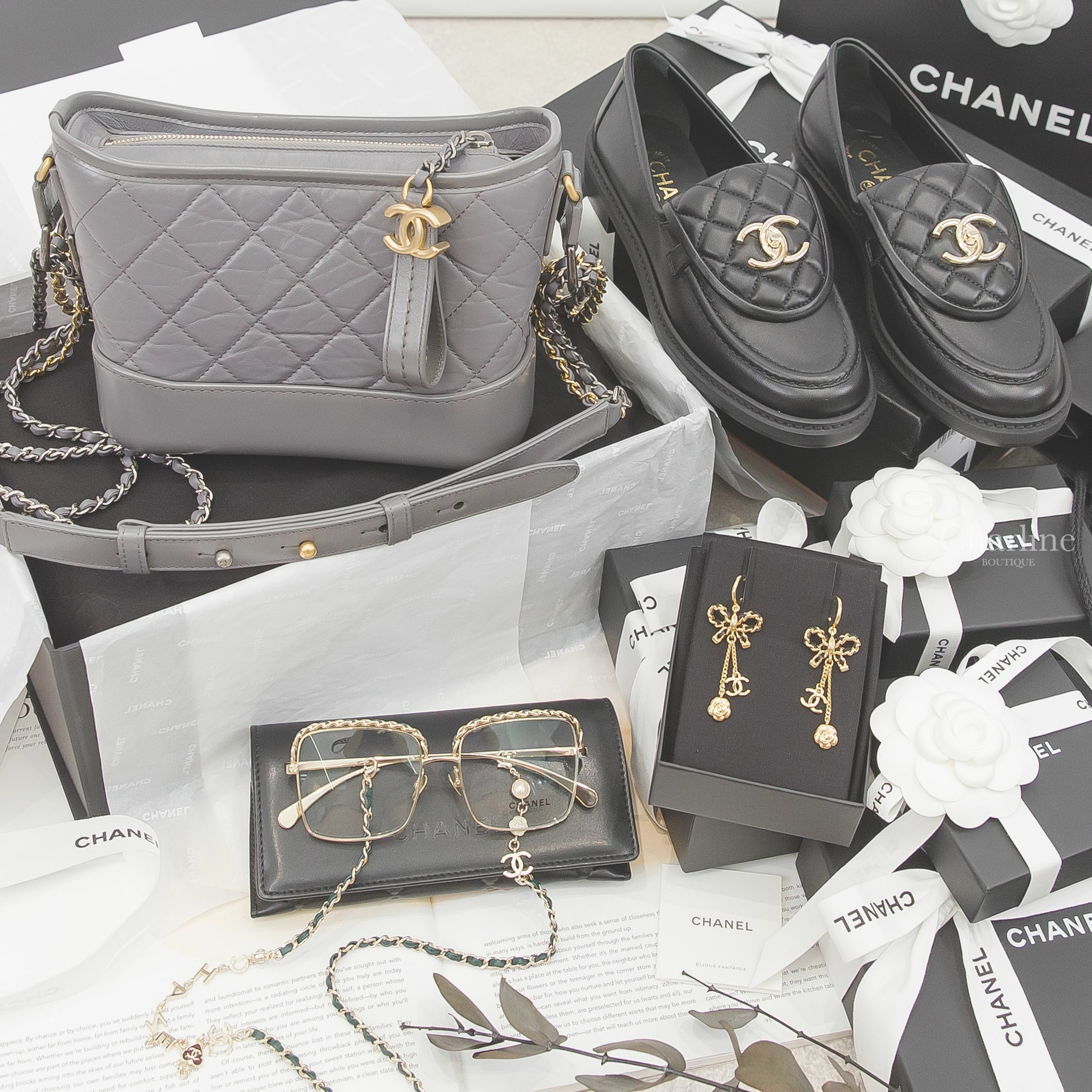 Chanel 深灰色金銀鍊拼接小型鍊帶手袋,Chanel 黑色皮穿鍊蝴蝶結金CC山茶花墜飾耳環,Chanel 黑色金CC小羊皮菱格紋樂福鞋,Chanel 金色方框綠色皮穿鍊經典圖樣鍊帶平光眼鏡-Charline Boutique 精品代購