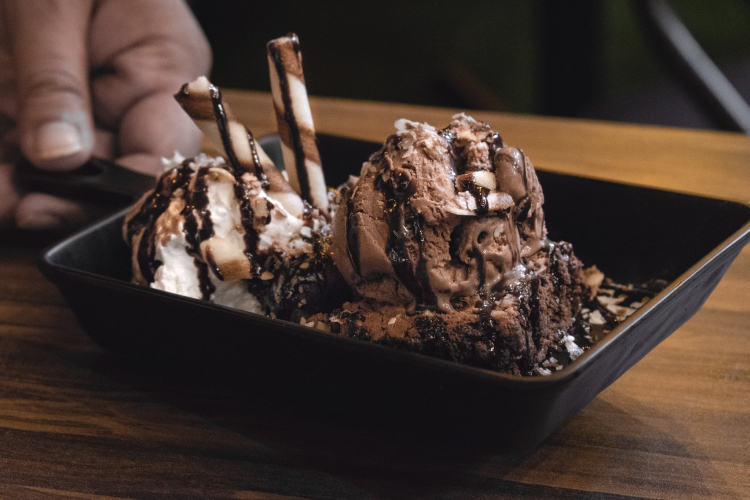 淋上巧克力醬的巧克力冰淇淋
