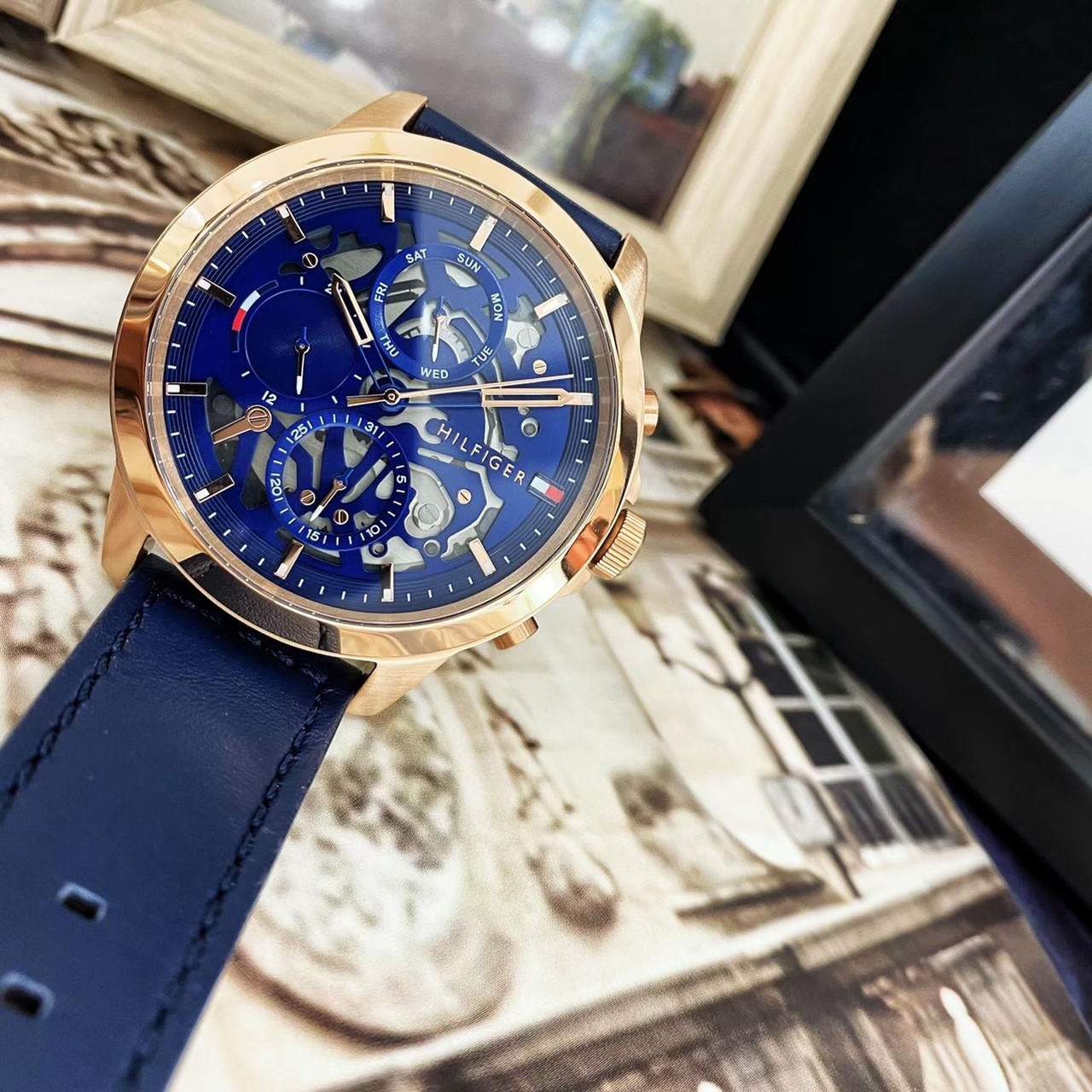 【Tommy Hilfiger】鏤空藍帶風格專屬男錶 1710475 44mm 現代鐘錶