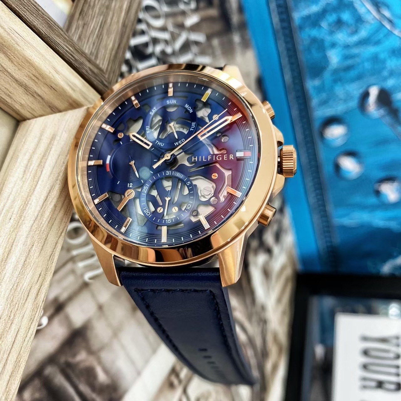 【Tommy Hilfiger】鏤空藍帶風格專屬男錶 1710475 44mm 現代鐘錶