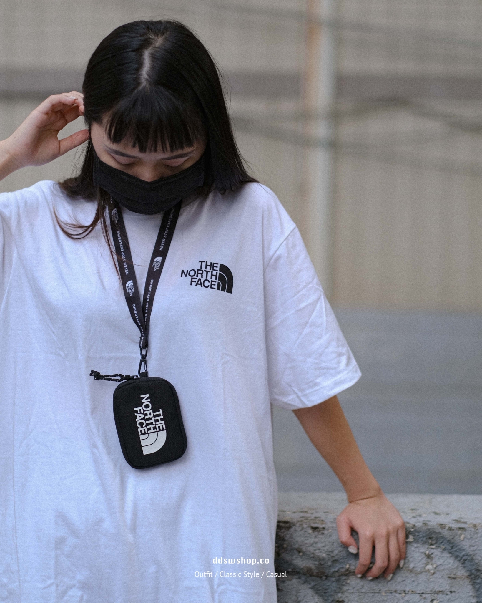 The North Face 包包 掛繩零錢包 黑色 白色