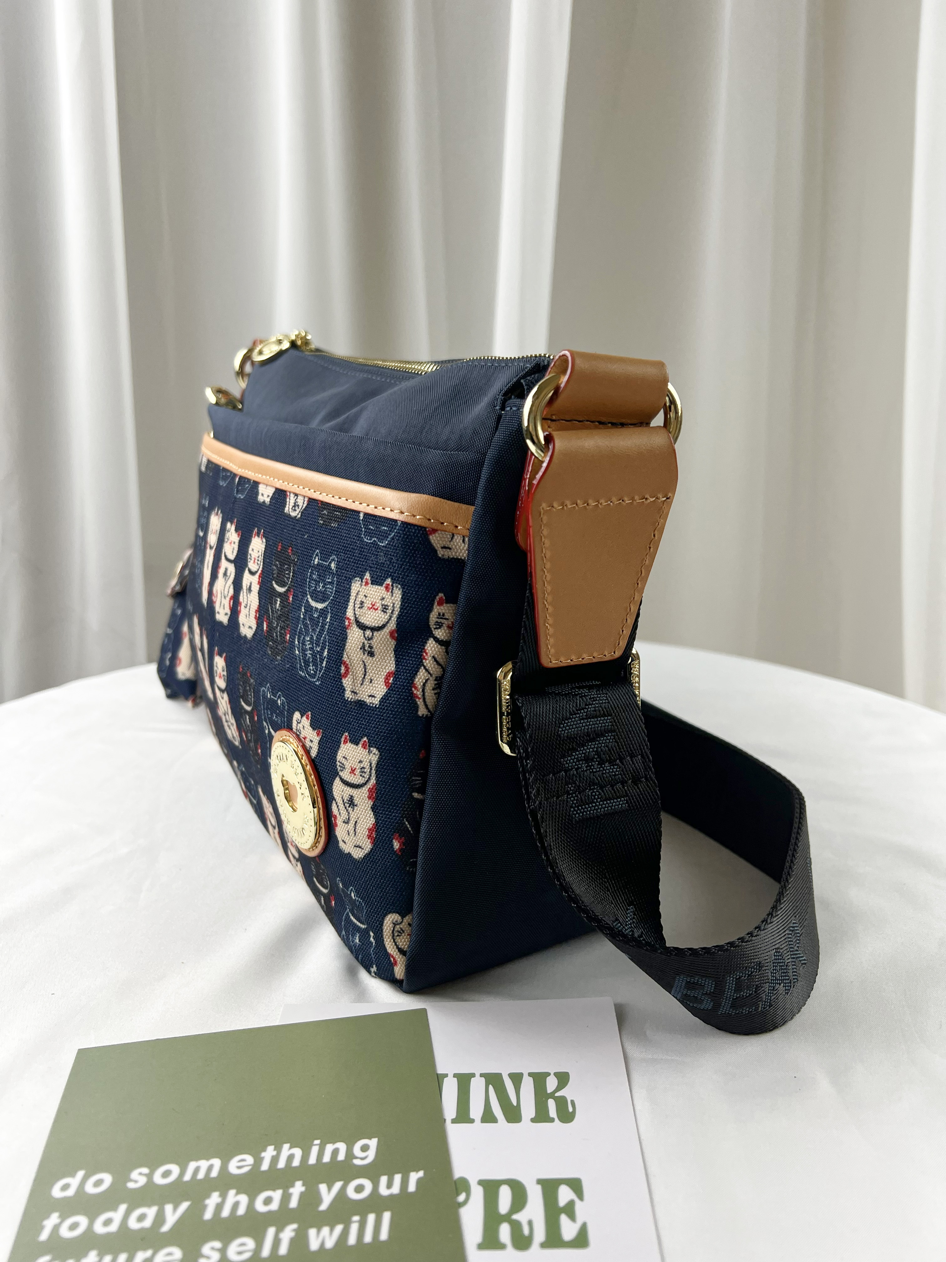 FamilyBear 招財貓拼色防潑水側背包   #2814