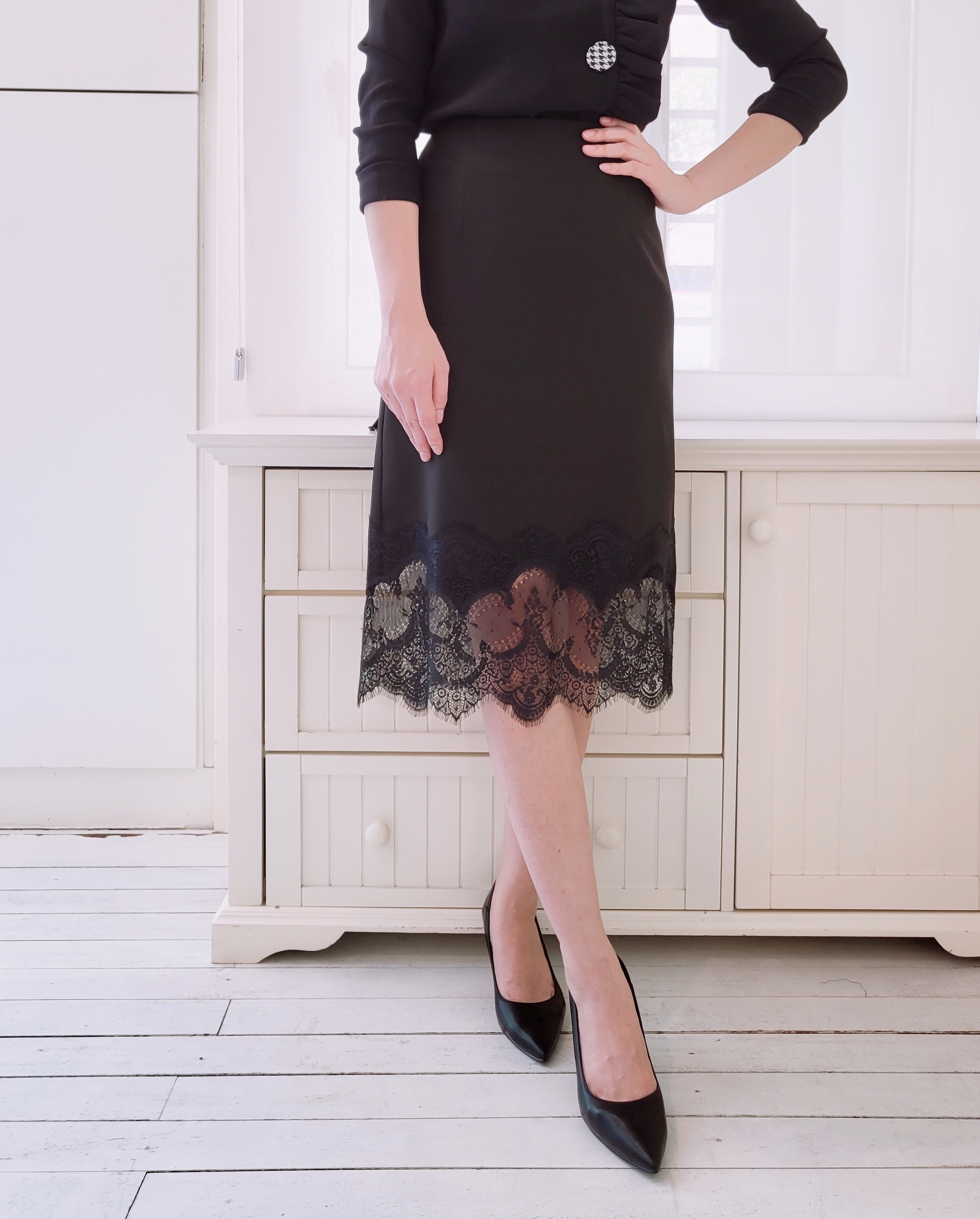 SOLID LACE HEM SKIRT