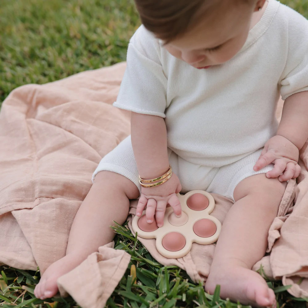 美國Mushie 花花按壓玩具-粉粉玫瑰/水仙紫丁/草綠大地 3款可選