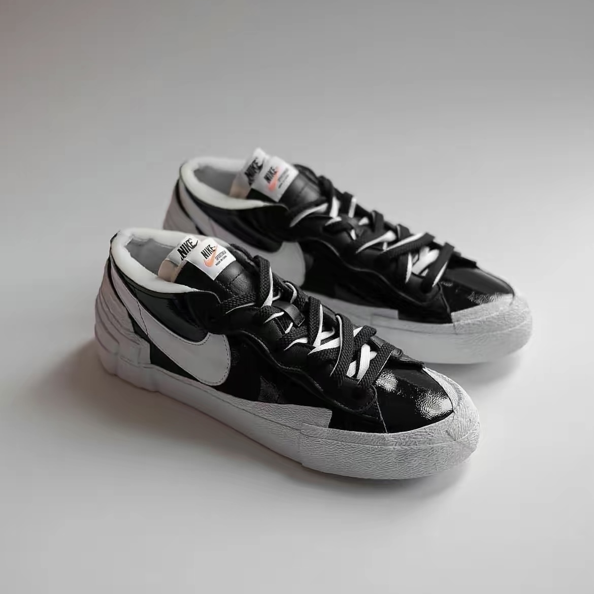 【APAIR】代購 Sacai x Nike Blazer Low Black Patent Leather 漆皮 黑白 解構 DM6443-001