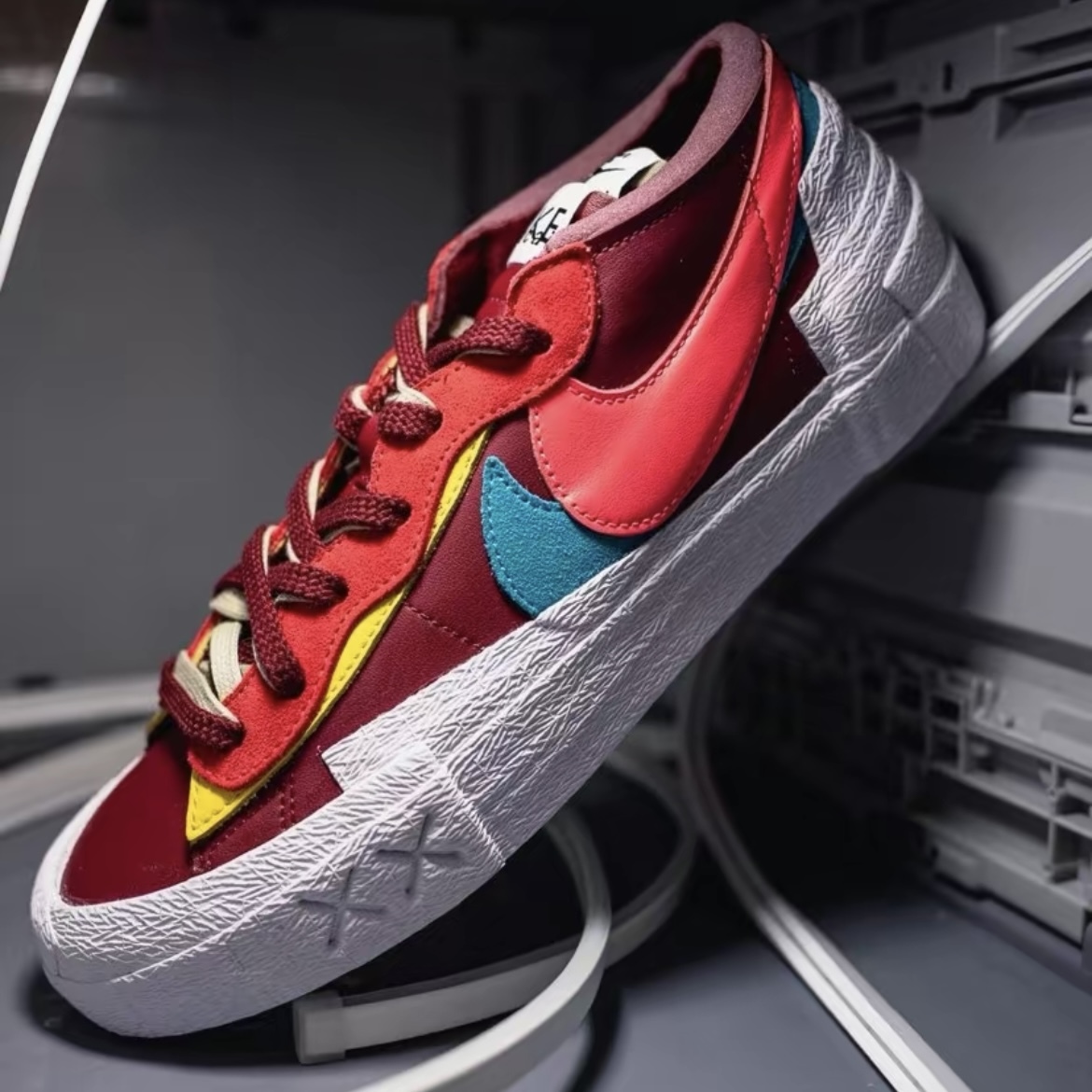 【APAIR】出清 KAWS x Sacai x Nike Blazer Low 酒紅 DM7901-600