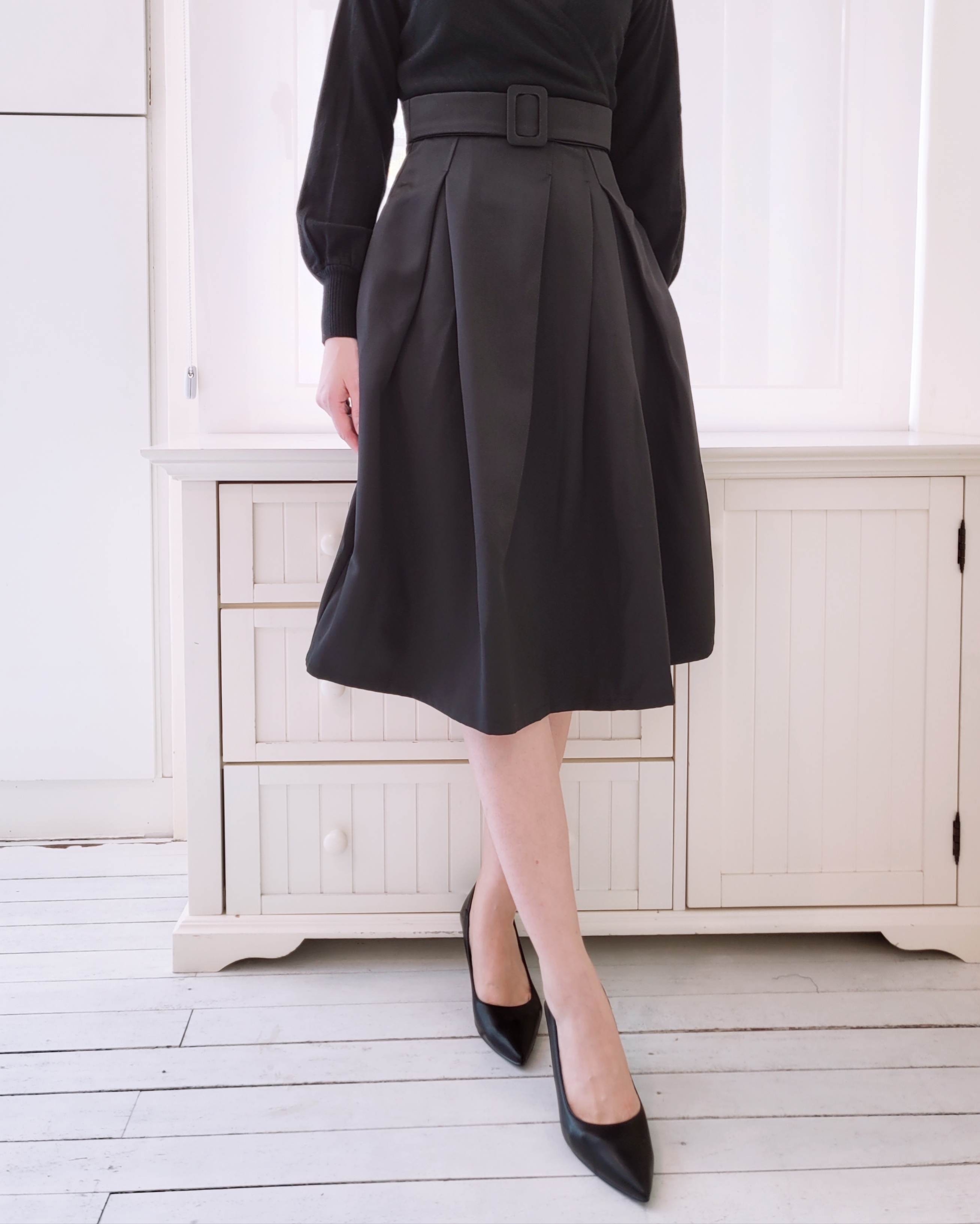 BUCKLE WAIST FLARE MIDI SKIRT