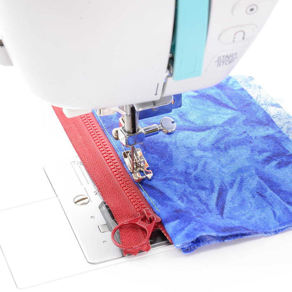 〔家用型〕可調式拉鍊壓布腳(三針位的喔)