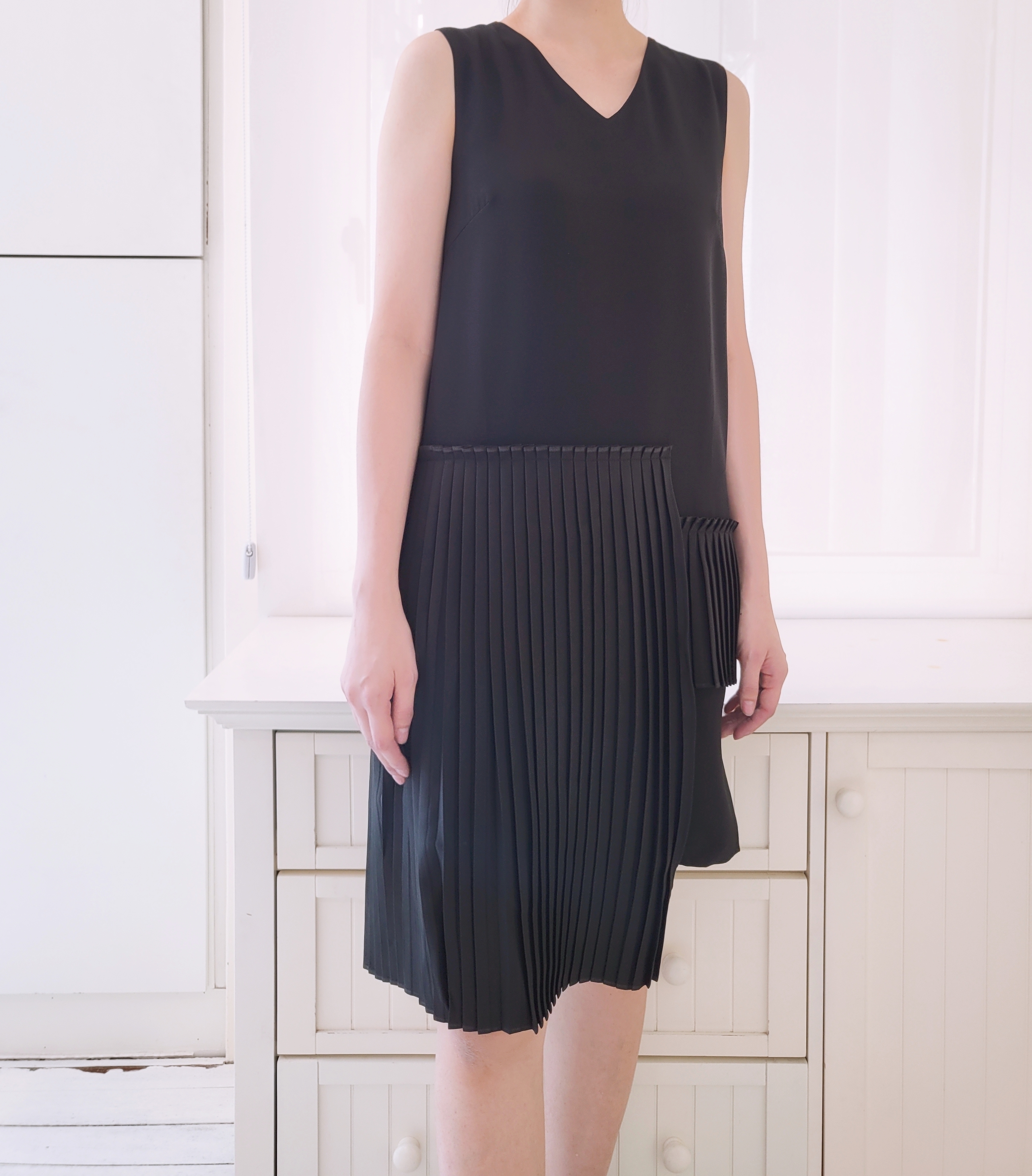 SLEEVELESS PLEATS SHIFT DRESS