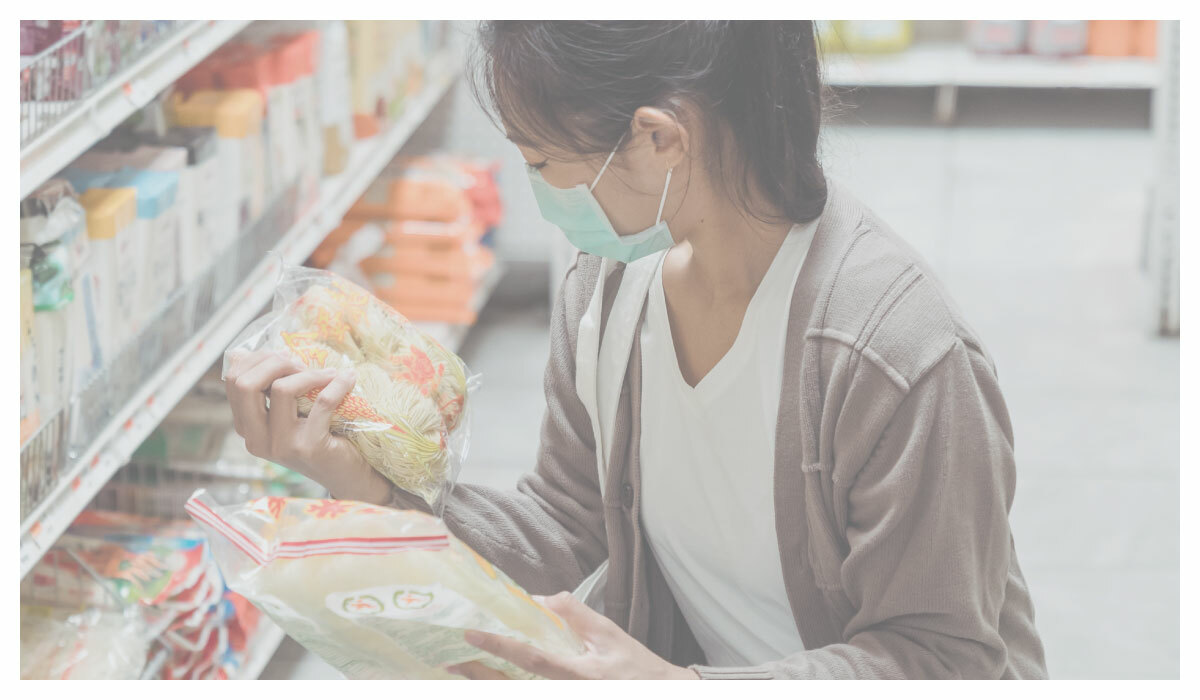 女生在看食品標章及認證