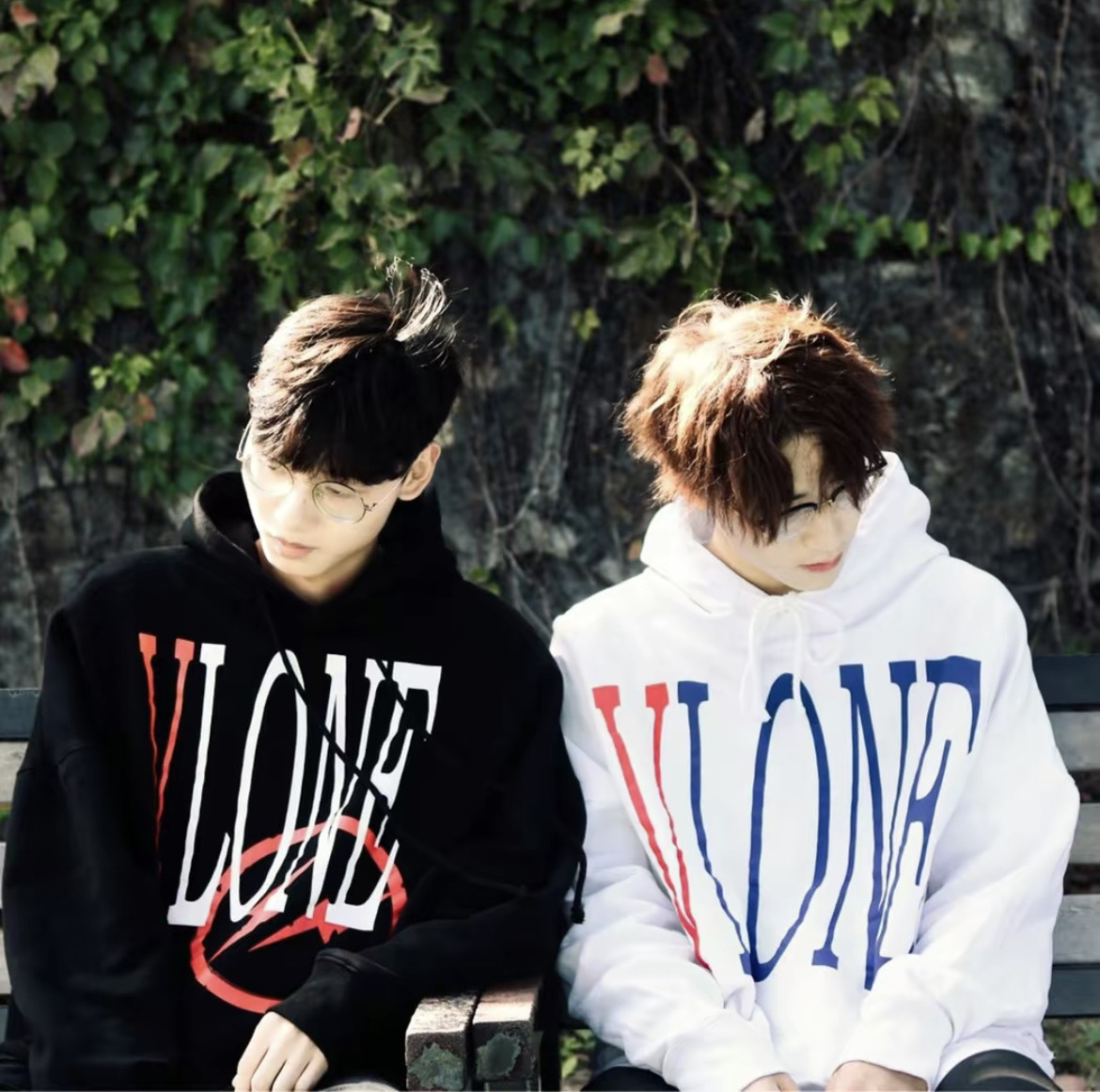 VLONE 美國獨立日 藍白 背後大V 連帽衛衣 帽TEE