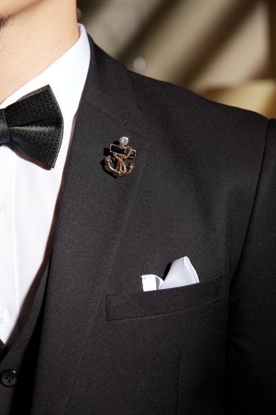 經典時尚黑色男生正裝-徽章領巾搭配