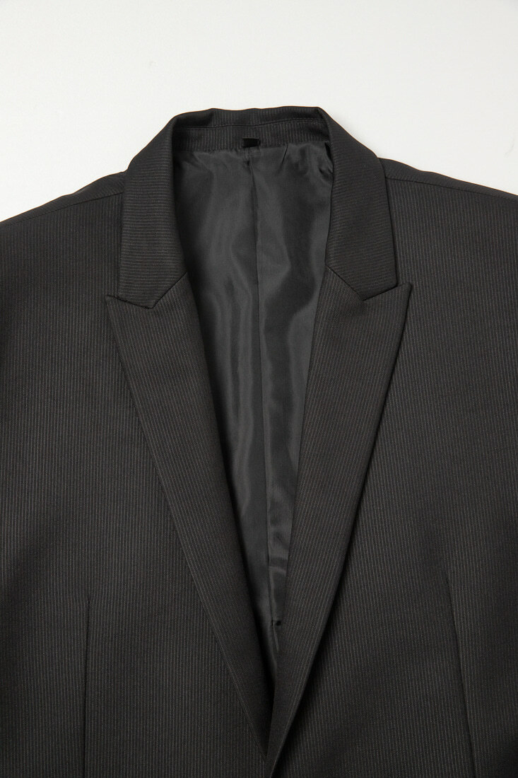 黑色直條紋男西裝-領口設計