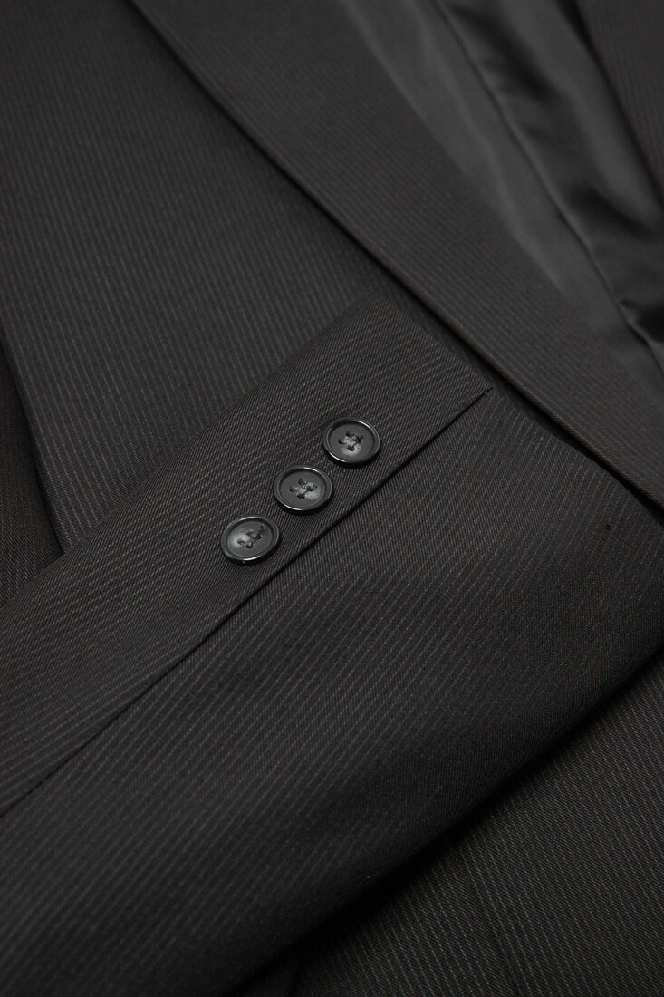 黑色直條紋男西裝-排釦設計