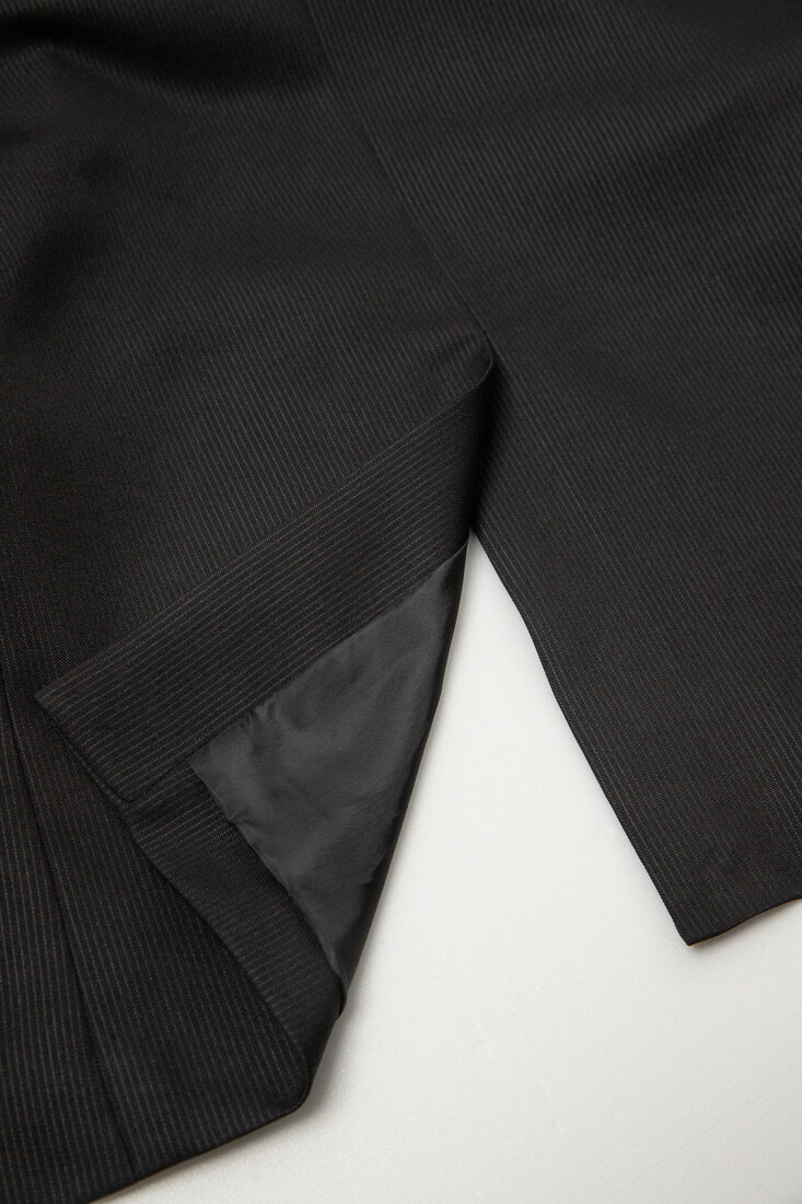 黑色直條紋男西裝-後開中叉設計