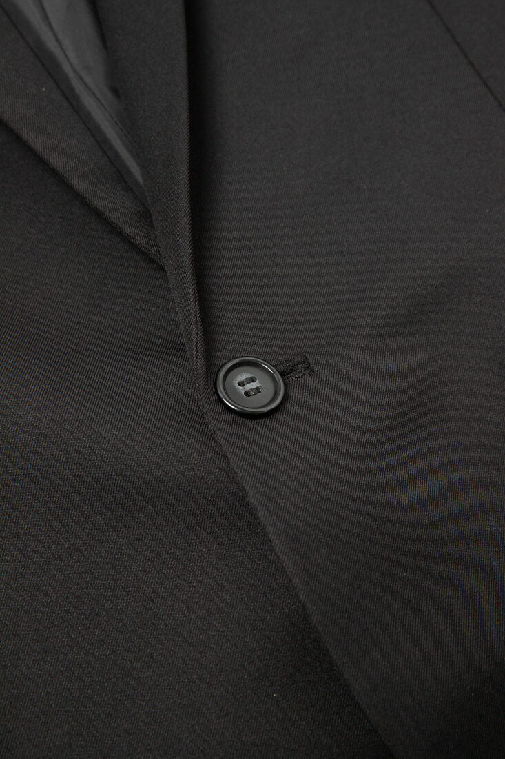 黑色素面單釦男西裝-排釦設計